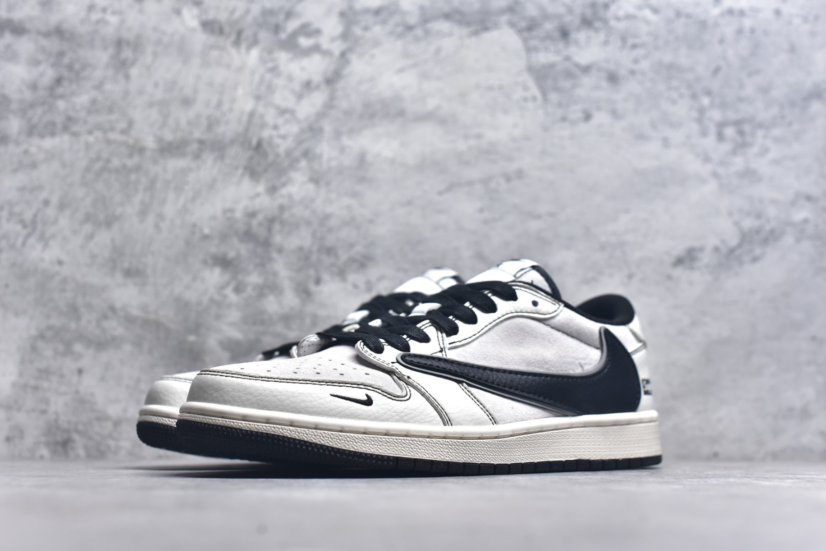 图片[2]-#Travis Scott x Fragment Design x Air Jordan 1 Low OG SP AJ1 乔1 Supreme联名 米白黑线 低帮文化休闲板鞋 XZ2268-080 #多方联名合作融合了Travis Scott 独特的音乐风格，藤原浩个性的设计风格以及Jordan品牌的经典元素 使其成为一双具有独特身份和价值的鞋子 清新而立体的外观加上联名标识更突出了其独特身份 这种配色方案显示出活力和时尚感 在视觉上引人注目 鞋身的质感和细腻的细节处理使其显得高端而格调十足 这款“倒钩”联名是设计与创意完美结合 融合多方的个性风格是一款备受瞩目的潮流鞋款 尺码：36 36.5 37.5 38 38.5 39 40 40.5 41 42 42.5 43 44 44.5 45 9.E5-选品中心