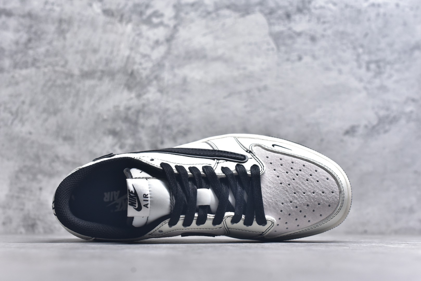 图片[4]-#Travis Scott x Fragment Design x Air Jordan 1 Low OG SP AJ1 乔1 Supreme联名 米白黑线 低帮文化休闲板鞋 XZ2268-080 #多方联名合作融合了Travis Scott 独特的音乐风格，藤原浩个性的设计风格以及Jordan品牌的经典元素 使其成为一双具有独特身份和价值的鞋子 清新而立体的外观加上联名标识更突出了其独特身份 这种配色方案显示出活力和时尚感 在视觉上引人注目 鞋身的质感和细腻的细节处理使其显得高端而格调十足 这款“倒钩”联名是设计与创意完美结合 融合多方的个性风格是一款备受瞩目的潮流鞋款 尺码：36 36.5 37.5 38 38.5 39 40 40.5 41 42 42.5 43 44 44.5 45 9.E5-选品中心