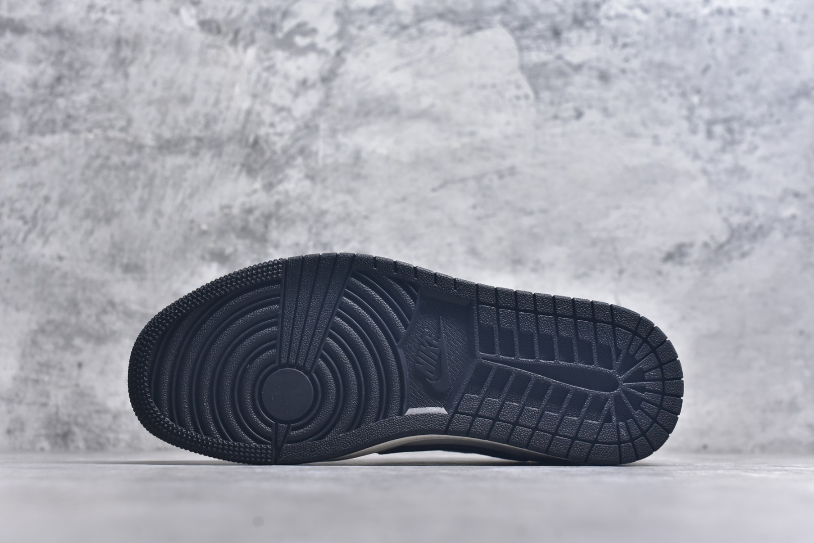 图片[6]-#Travis Scott x Fragment Design x Air Jordan 1 Low OG SP AJ1 乔1 Supreme联名 米白黑线 低帮文化休闲板鞋 XZ2268-080 #多方联名合作融合了Travis Scott 独特的音乐风格，藤原浩个性的设计风格以及Jordan品牌的经典元素 使其成为一双具有独特身份和价值的鞋子 清新而立体的外观加上联名标识更突出了其独特身份 这种配色方案显示出活力和时尚感 在视觉上引人注目 鞋身的质感和细腻的细节处理使其显得高端而格调十足 这款“倒钩”联名是设计与创意完美结合 融合多方的个性风格是一款备受瞩目的潮流鞋款 尺码：36 36.5 37.5 38 38.5 39 40 40.5 41 42 42.5 43 44 44.5 45 9.E5-选品中心