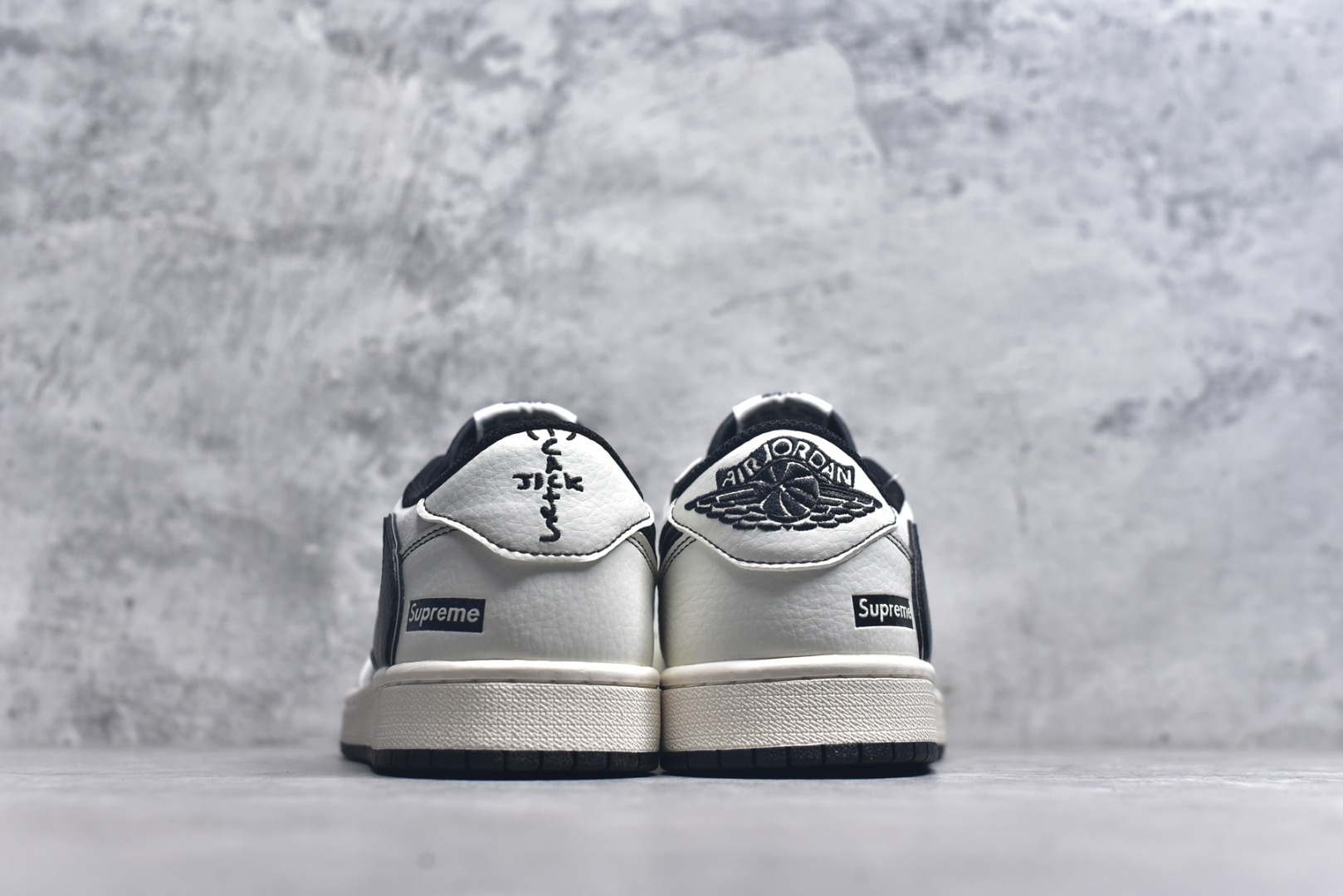 图片[5]-#Travis Scott x Fragment Design x Air Jordan 1 Low OG SP AJ1 乔1 Supreme联名 米白黑线 低帮文化休闲板鞋 XZ2268-080 #多方联名合作融合了Travis Scott 独特的音乐风格，藤原浩个性的设计风格以及Jordan品牌的经典元素 使其成为一双具有独特身份和价值的鞋子 清新而立体的外观加上联名标识更突出了其独特身份 这种配色方案显示出活力和时尚感 在视觉上引人注目 鞋身的质感和细腻的细节处理使其显得高端而格调十足 这款“倒钩”联名是设计与创意完美结合 融合多方的个性风格是一款备受瞩目的潮流鞋款 尺码：36 36.5 37.5 38 38.5 39 40 40.5 41 42 42.5 43 44 44.5 45 9.E5-选品中心