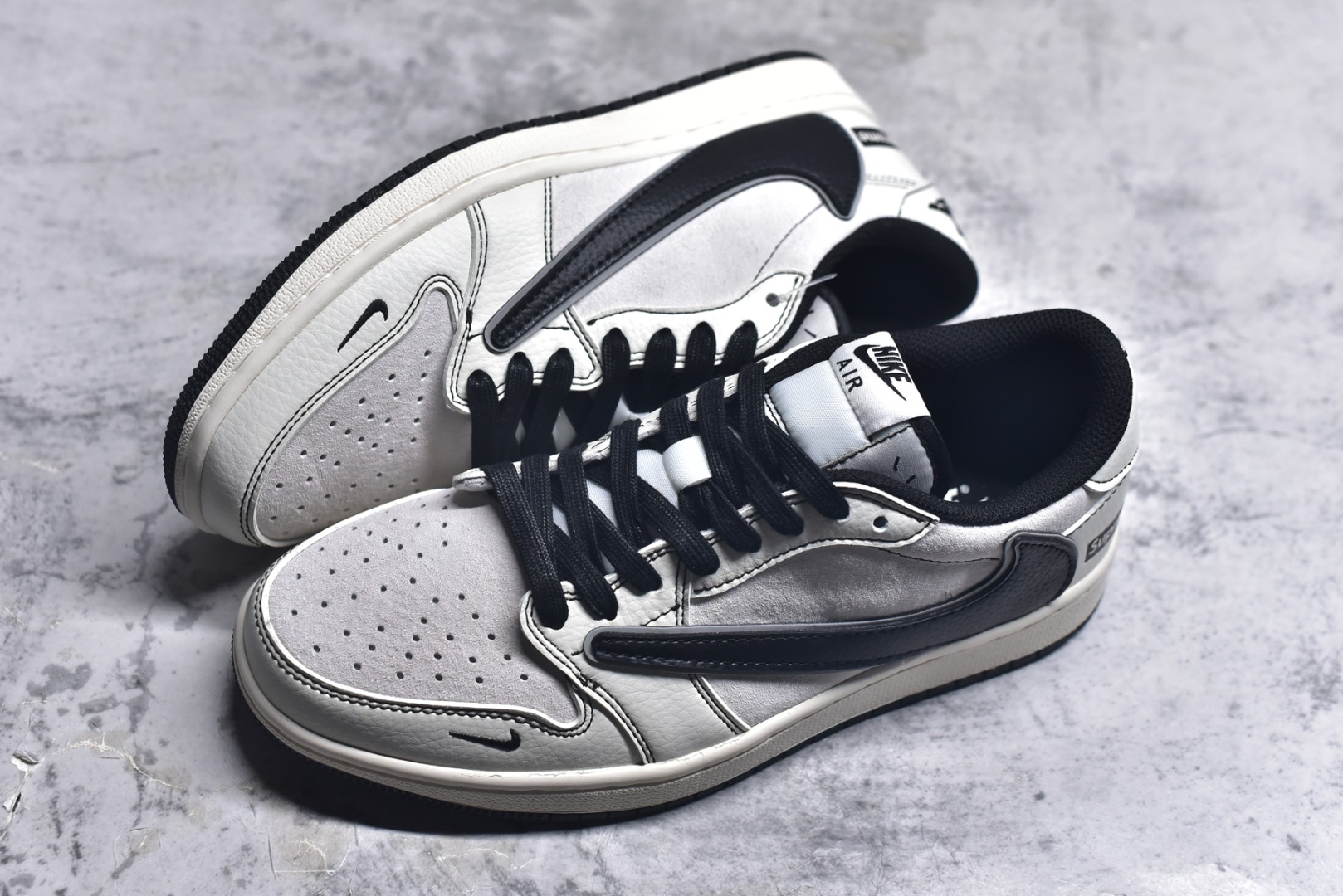 图片[7]-#Travis Scott x Fragment Design x Air Jordan 1 Low OG SP AJ1 乔1 Supreme联名 米白黑线 低帮文化休闲板鞋 XZ2268-080 #多方联名合作融合了Travis Scott 独特的音乐风格，藤原浩个性的设计风格以及Jordan品牌的经典元素 使其成为一双具有独特身份和价值的鞋子 清新而立体的外观加上联名标识更突出了其独特身份 这种配色方案显示出活力和时尚感 在视觉上引人注目 鞋身的质感和细腻的细节处理使其显得高端而格调十足 这款“倒钩”联名是设计与创意完美结合 融合多方的个性风格是一款备受瞩目的潮流鞋款 尺码：36 36.5 37.5 38 38.5 39 40 40.5 41 42 42.5 43 44 44.5 45 9.E5-选品中心