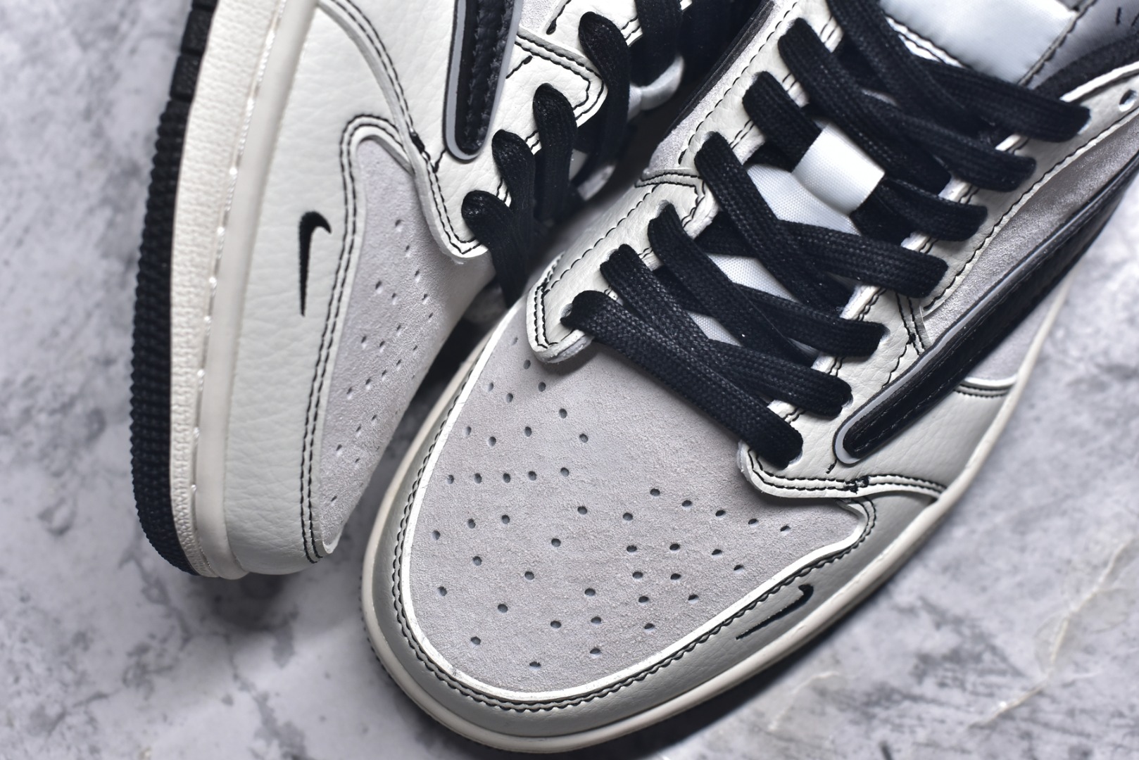 图片[8]-#Travis Scott x Fragment Design x Air Jordan 1 Low OG SP AJ1 乔1 Supreme联名 米白黑线 低帮文化休闲板鞋 XZ2268-080 #多方联名合作融合了Travis Scott 独特的音乐风格，藤原浩个性的设计风格以及Jordan品牌的经典元素 使其成为一双具有独特身份和价值的鞋子 清新而立体的外观加上联名标识更突出了其独特身份 这种配色方案显示出活力和时尚感 在视觉上引人注目 鞋身的质感和细腻的细节处理使其显得高端而格调十足 这款“倒钩”联名是设计与创意完美结合 融合多方的个性风格是一款备受瞩目的潮流鞋款 尺码：36 36.5 37.5 38 38.5 39 40 40.5 41 42 42.5 43 44 44.5 45 9.E5-选品中心