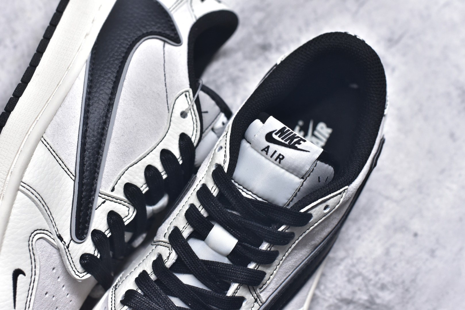 图片[9]-#Travis Scott x Fragment Design x Air Jordan 1 Low OG SP AJ1 乔1 Supreme联名 米白黑线 低帮文化休闲板鞋 XZ2268-080 #多方联名合作融合了Travis Scott 独特的音乐风格，藤原浩个性的设计风格以及Jordan品牌的经典元素 使其成为一双具有独特身份和价值的鞋子 清新而立体的外观加上联名标识更突出了其独特身份 这种配色方案显示出活力和时尚感 在视觉上引人注目 鞋身的质感和细腻的细节处理使其显得高端而格调十足 这款“倒钩”联名是设计与创意完美结合 融合多方的个性风格是一款备受瞩目的潮流鞋款 尺码：36 36.5 37.5 38 38.5 39 40 40.5 41 42 42.5 43 44 44.5 45 9.E5-选品中心