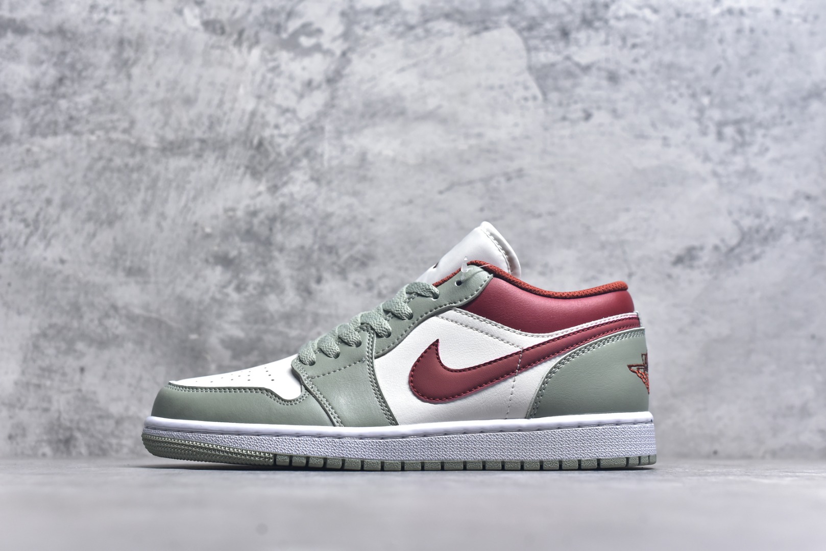 #Air Jordan AJ1 Low 低帮 553558-133 全新流水线出品 DT版本唯一平替选择 市场第二梯队最强版 全部原鞋开发 原楦原纸板开发 全鞋电脑针车 原厂内置全掌气垫 原盒内在原标 唯一Zp原版鞋带绑法 免检产品 全新2022版型 全头层皮料 完美零毛边处理 原厂配置全掌气垫 价格定位良心 几十个配色陆续出货 实拍调校N版已经零色差零失真 百分百还原实物色彩所见即所得 不存在货不对板色差等低级问题 选购参考实物拍摄 不混卖不参货 只用心做好货严格选品 承诺混一赔十 尺码：36 36.5 37.5 38 38.5 39 40 40.5 41 42 42.5 43 44 44.5 45-选品中心