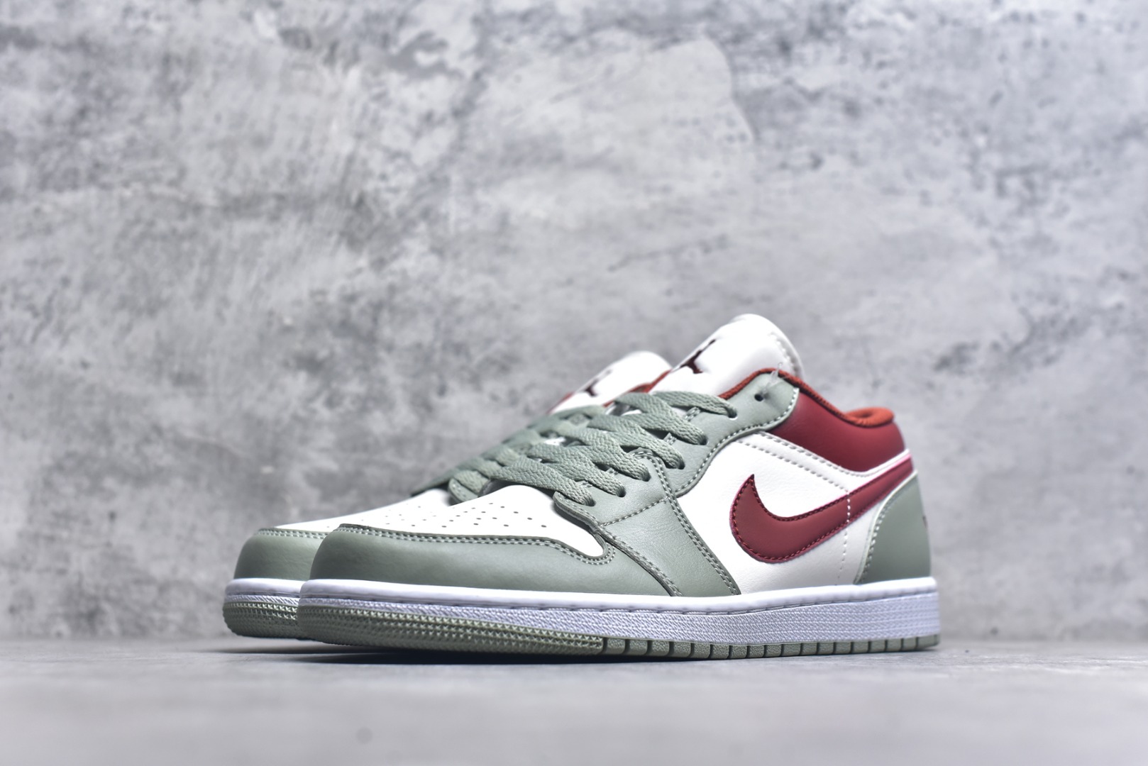 图片[2]-#Air Jordan AJ1 Low 低帮 553558-133 全新流水线出品 DT版本唯一平替选择 市场第二梯队最强版 全部原鞋开发 原楦原纸板开发 全鞋电脑针车 原厂内置全掌气垫 原盒内在原标 唯一Zp原版鞋带绑法 免检产品 全新2022版型 全头层皮料 完美零毛边处理 原厂配置全掌气垫 价格定位良心 几十个配色陆续出货 实拍调校N版已经零色差零失真 百分百还原实物色彩所见即所得 不存在货不对板色差等低级问题 选购参考实物拍摄 不混卖不参货 只用心做好货严格选品 承诺混一赔十 尺码：36 36.5 37.5 38 38.5 39 40 40.5 41 42 42.5 43 44 44.5 45-选品中心