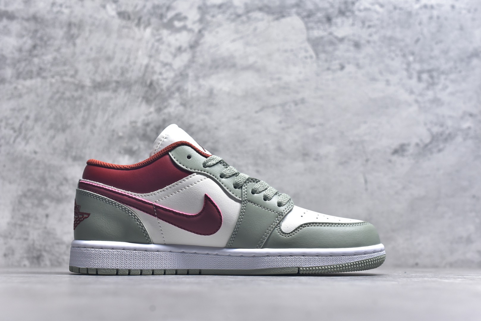 图片[3]-#Air Jordan AJ1 Low 低帮 553558-133 全新流水线出品 DT版本唯一平替选择 市场第二梯队最强版 全部原鞋开发 原楦原纸板开发 全鞋电脑针车 原厂内置全掌气垫 原盒内在原标 唯一Zp原版鞋带绑法 免检产品 全新2022版型 全头层皮料 完美零毛边处理 原厂配置全掌气垫 价格定位良心 几十个配色陆续出货 实拍调校N版已经零色差零失真 百分百还原实物色彩所见即所得 不存在货不对板色差等低级问题 选购参考实物拍摄 不混卖不参货 只用心做好货严格选品 承诺混一赔十 尺码：36 36.5 37.5 38 38.5 39 40 40.5 41 42 42.5 43 44 44.5 45-选品中心