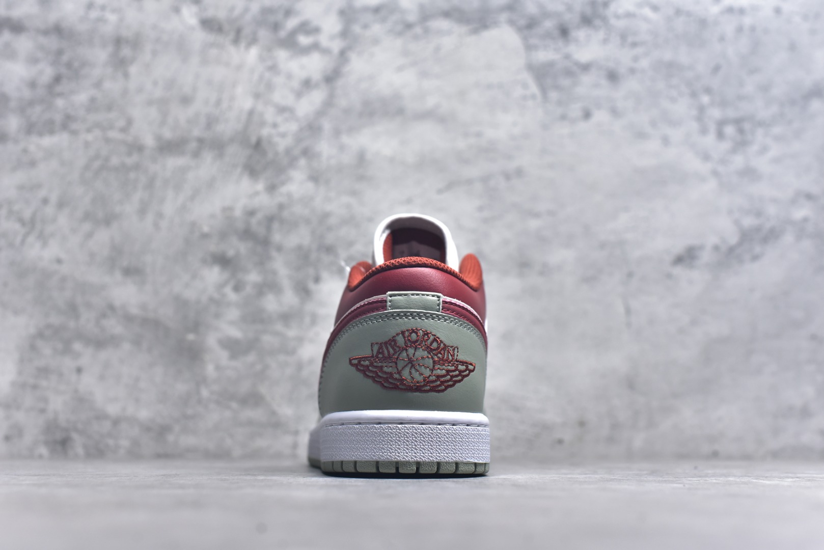 图片[5]-#Air Jordan AJ1 Low 低帮 553558-133 全新流水线出品 DT版本唯一平替选择 市场第二梯队最强版 全部原鞋开发 原楦原纸板开发 全鞋电脑针车 原厂内置全掌气垫 原盒内在原标 唯一Zp原版鞋带绑法 免检产品 全新2022版型 全头层皮料 完美零毛边处理 原厂配置全掌气垫 价格定位良心 几十个配色陆续出货 实拍调校N版已经零色差零失真 百分百还原实物色彩所见即所得 不存在货不对板色差等低级问题 选购参考实物拍摄 不混卖不参货 只用心做好货严格选品 承诺混一赔十 尺码：36 36.5 37.5 38 38.5 39 40 40.5 41 42 42.5 43 44 44.5 45-选品中心