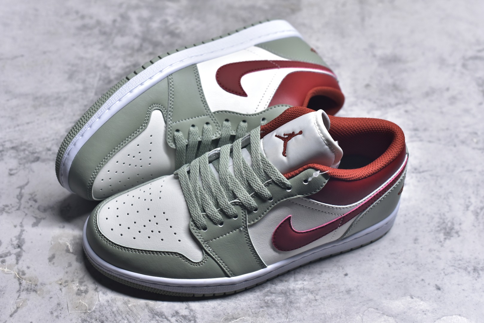 图片[7]-#Air Jordan AJ1 Low 低帮 553558-133 全新流水线出品 DT版本唯一平替选择 市场第二梯队最强版 全部原鞋开发 原楦原纸板开发 全鞋电脑针车 原厂内置全掌气垫 原盒内在原标 唯一Zp原版鞋带绑法 免检产品 全新2022版型 全头层皮料 完美零毛边处理 原厂配置全掌气垫 价格定位良心 几十个配色陆续出货 实拍调校N版已经零色差零失真 百分百还原实物色彩所见即所得 不存在货不对板色差等低级问题 选购参考实物拍摄 不混卖不参货 只用心做好货严格选品 承诺混一赔十 尺码：36 36.5 37.5 38 38.5 39 40 40.5 41 42 42.5 43 44 44.5 45-选品中心