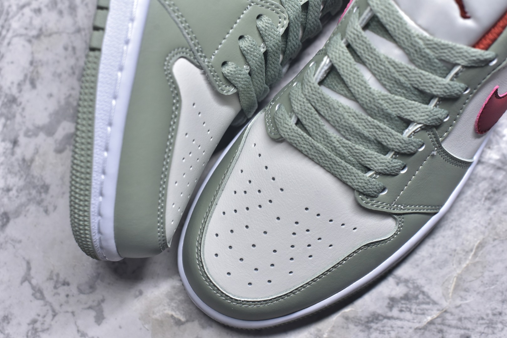 图片[8]-#Air Jordan AJ1 Low 低帮 553558-133 全新流水线出品 DT版本唯一平替选择 市场第二梯队最强版 全部原鞋开发 原楦原纸板开发 全鞋电脑针车 原厂内置全掌气垫 原盒内在原标 唯一Zp原版鞋带绑法 免检产品 全新2022版型 全头层皮料 完美零毛边处理 原厂配置全掌气垫 价格定位良心 几十个配色陆续出货 实拍调校N版已经零色差零失真 百分百还原实物色彩所见即所得 不存在货不对板色差等低级问题 选购参考实物拍摄 不混卖不参货 只用心做好货严格选品 承诺混一赔十 尺码：36 36.5 37.5 38 38.5 39 40 40.5 41 42 42.5 43 44 44.5 45-选品中心