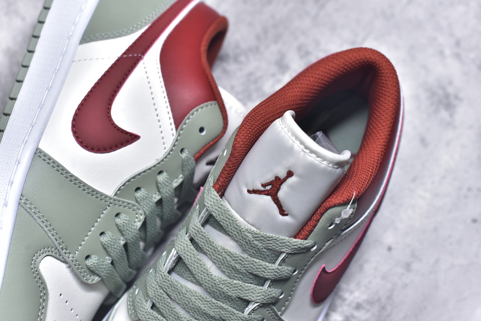 图片[9]-#Air Jordan AJ1 Low 低帮 553558-133 全新流水线出品 DT版本唯一平替选择 市场第二梯队最强版 全部原鞋开发 原楦原纸板开发 全鞋电脑针车 原厂内置全掌气垫 原盒内在原标 唯一Zp原版鞋带绑法 免检产品 全新2022版型 全头层皮料 完美零毛边处理 原厂配置全掌气垫 价格定位良心 几十个配色陆续出货 实拍调校N版已经零色差零失真 百分百还原实物色彩所见即所得 不存在货不对板色差等低级问题 选购参考实物拍摄 不混卖不参货 只用心做好货严格选品 承诺混一赔十 尺码：36 36.5 37.5 38 38.5 39 40 40.5 41 42 42.5 43 44 44.5 45-选品中心