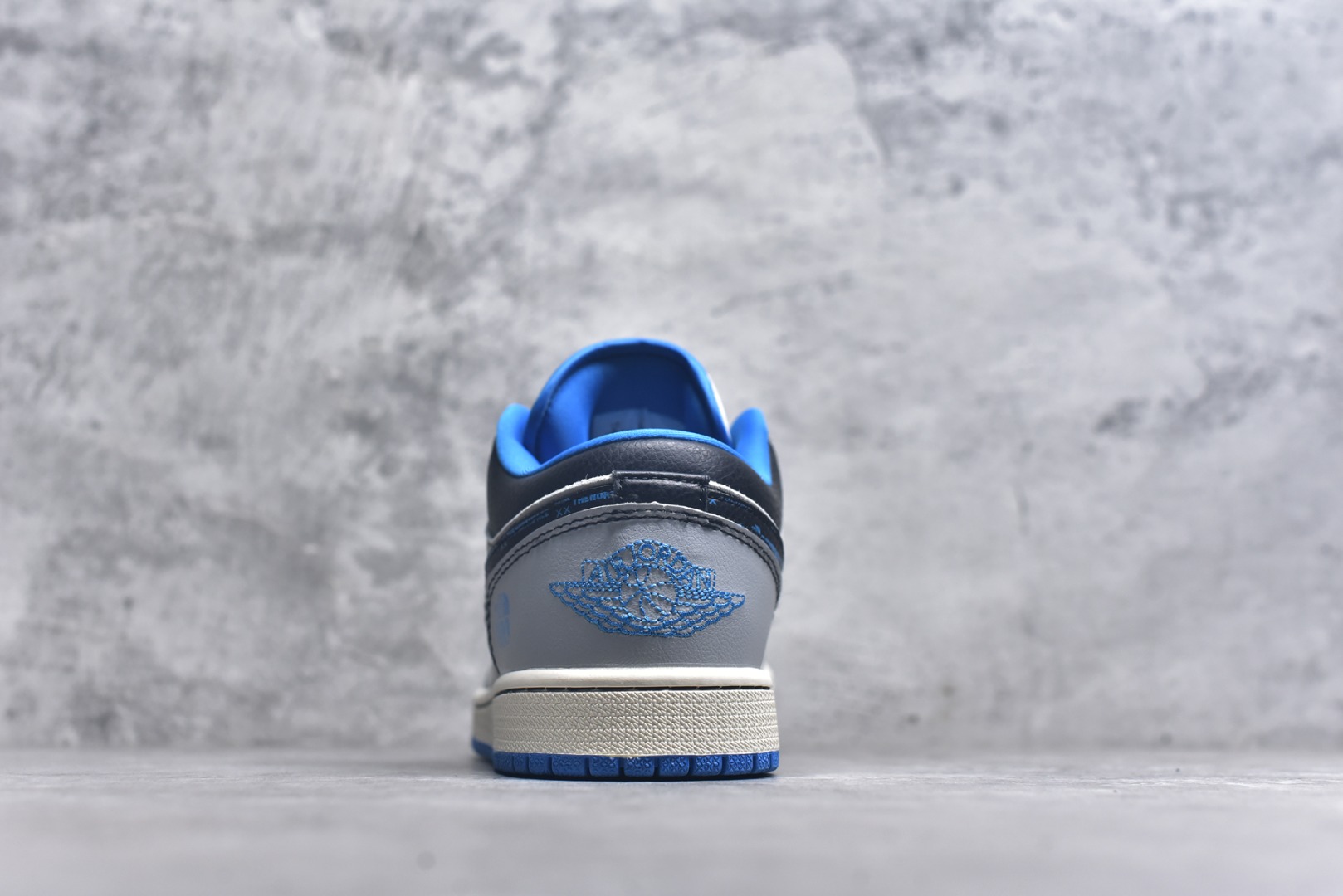 图片[5]-#海外爆款限量发售！高端定制Air Jordan 1 Low AJ1 乔1 “北面联名—灰蓝猪八”高端定制 低帮复古篮球鞋 #定制鞋盒 大厂纯原品质出货 超高清洁度 皮料切割干净无任何毛边 细节完美 货号：LD2025-002 尺码：36 36.5 37.5 38 38.5 39 40 40.5 41 42 42.5 43 44 44.5 45-选品中心