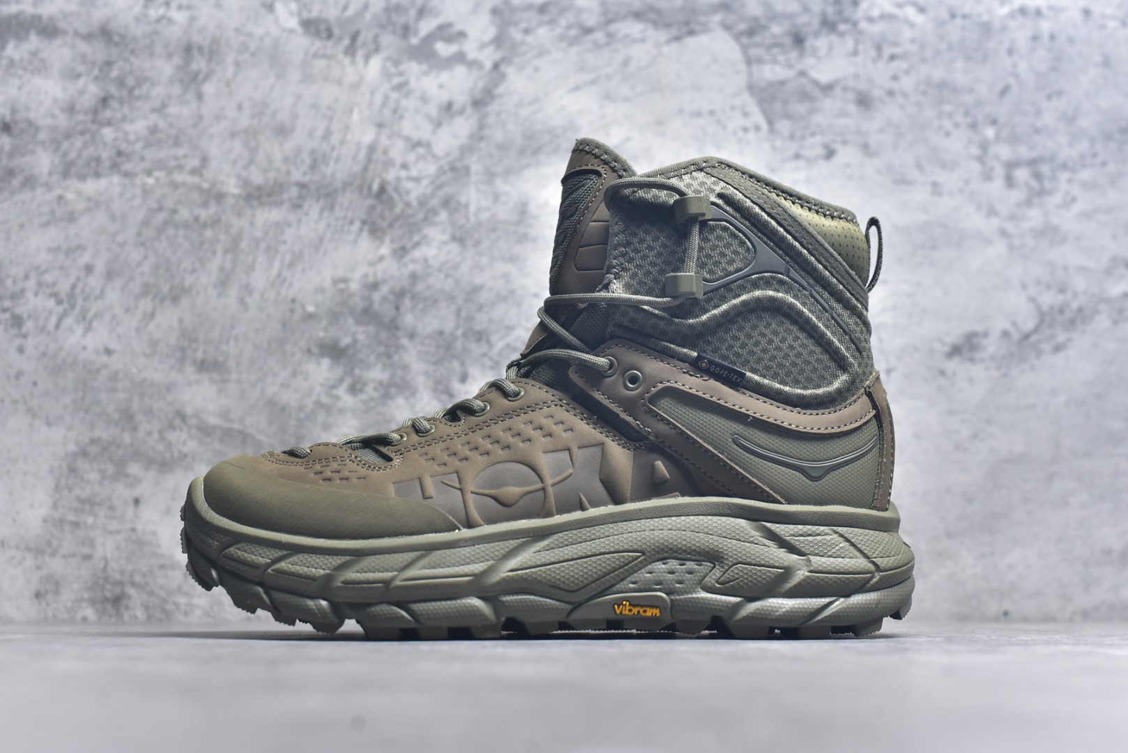 #HOKA ONE ONE Tor Ultra Tor Low 托亚潮流高帮户外功能鞋 鞋款利用机能、户外、复古元素将都市型格与户外机能无缝结合 既能自由穿梭于城市的钢筋水泥之间 也能轻松演绎山系潮流搭配 全粒面皮革结合模压鞋口 提升持久耐穿度 直至鞋头的鞋带设计 舒适灵活的调节 搭配鞋头处HOKA ONE ONE飞翼纹饰 营造了个性十足的张扬气场 Tor Ultra 配备 Vibram® 鞋底与 EVA 和RMAT® 中底 给穿著者最佳的抓地力及舒适性 另外中底的金属摇杆可稳定脚部行程 当走过崎岖山路时依然让脚部得到平稳的感觉 而整对鞋以皮革和耐用尼龙布材打造 与坚固的鞋底相结合 可以牢固地支撑脚部和脚踝 另外外层搭载的Event技术 保持鞋履防水以及鞋内透气作用 尺码：39-46-选品中心