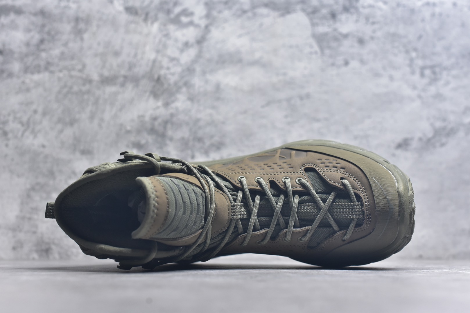 图片[4]-#HOKA ONE ONE Tor Ultra Tor Low 托亚潮流高帮户外功能鞋 鞋款利用机能、户外、复古元素将都市型格与户外机能无缝结合 既能自由穿梭于城市的钢筋水泥之间 也能轻松演绎山系潮流搭配 全粒面皮革结合模压鞋口 提升持久耐穿度 直至鞋头的鞋带设计 舒适灵活的调节 搭配鞋头处HOKA ONE ONE飞翼纹饰 营造了个性十足的张扬气场 Tor Ultra 配备 Vibram® 鞋底与 EVA 和RMAT® 中底 给穿著者最佳的抓地力及舒适性 另外中底的金属摇杆可稳定脚部行程 当走过崎岖山路时依然让脚部得到平稳的感觉 而整对鞋以皮革和耐用尼龙布材打造 与坚固的鞋底相结合 可以牢固地支撑脚部和脚踝 另外外层搭载的Event技术 保持鞋履防水以及鞋内透气作用 尺码：39-46-选品中心