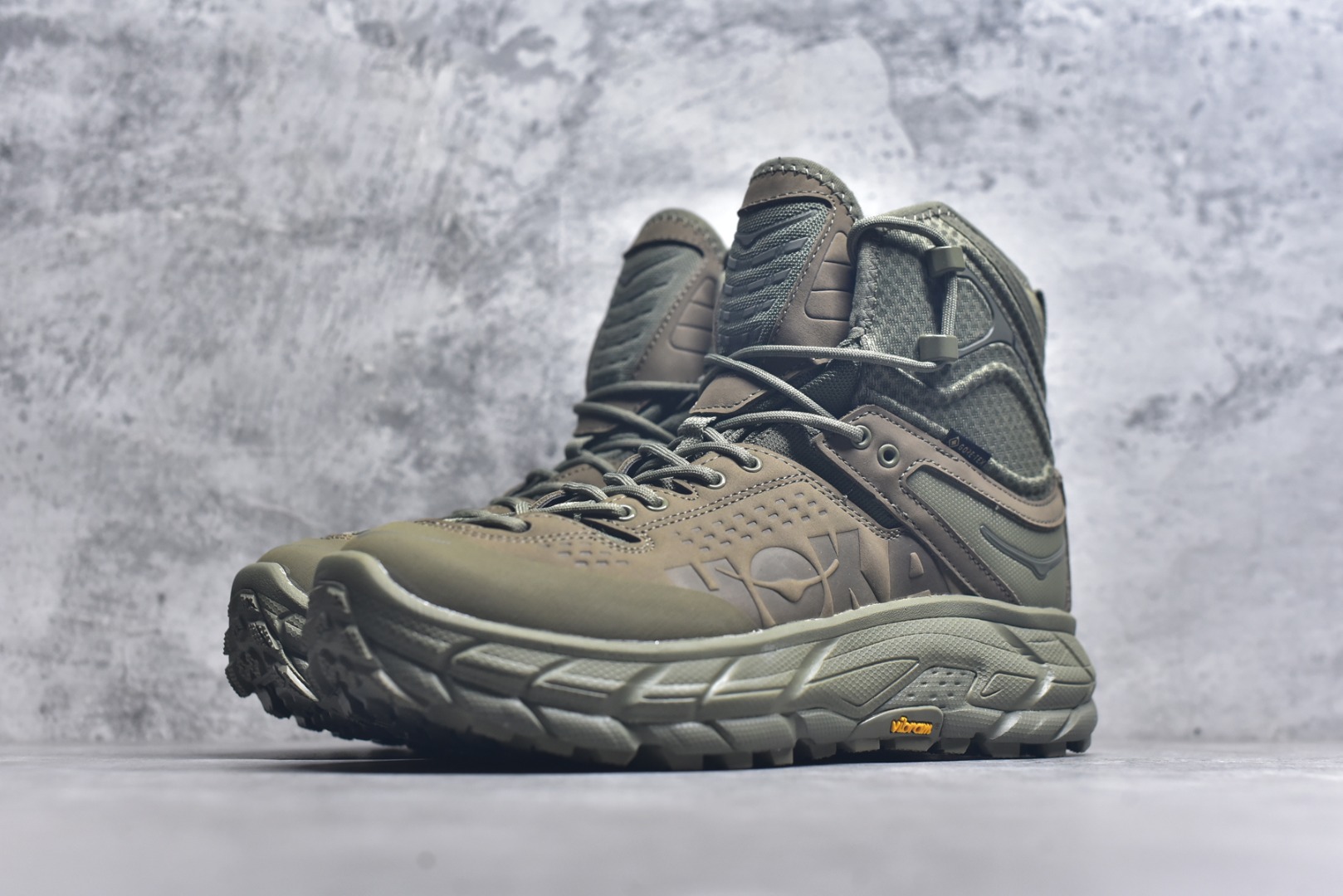 图片[2]-#HOKA ONE ONE Tor Ultra Tor Low 托亚潮流高帮户外功能鞋 鞋款利用机能、户外、复古元素将都市型格与户外机能无缝结合 既能自由穿梭于城市的钢筋水泥之间 也能轻松演绎山系潮流搭配 全粒面皮革结合模压鞋口 提升持久耐穿度 直至鞋头的鞋带设计 舒适灵活的调节 搭配鞋头处HOKA ONE ONE飞翼纹饰 营造了个性十足的张扬气场 Tor Ultra 配备 Vibram® 鞋底与 EVA 和RMAT® 中底 给穿著者最佳的抓地力及舒适性 另外中底的金属摇杆可稳定脚部行程 当走过崎岖山路时依然让脚部得到平稳的感觉 而整对鞋以皮革和耐用尼龙布材打造 与坚固的鞋底相结合 可以牢固地支撑脚部和脚踝 另外外层搭载的Event技术 保持鞋履防水以及鞋内透气作用 尺码：39-46-选品中心