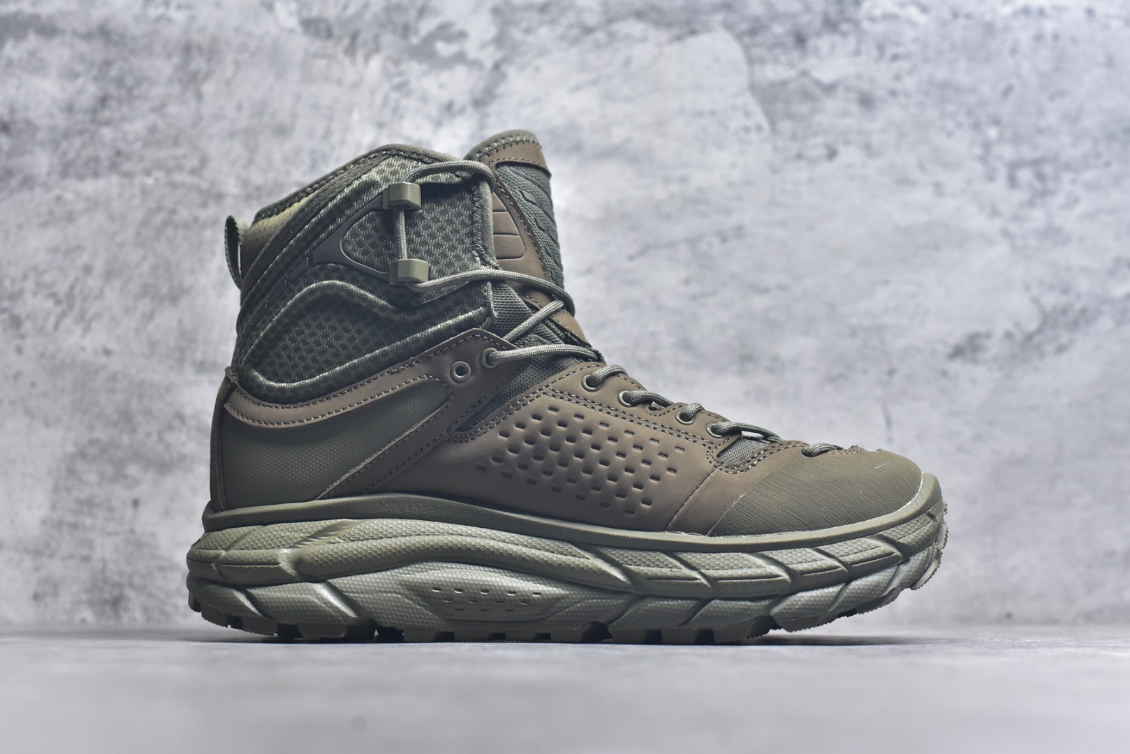 图片[3]-#HOKA ONE ONE Tor Ultra Tor Low 托亚潮流高帮户外功能鞋 鞋款利用机能、户外、复古元素将都市型格与户外机能无缝结合 既能自由穿梭于城市的钢筋水泥之间 也能轻松演绎山系潮流搭配 全粒面皮革结合模压鞋口 提升持久耐穿度 直至鞋头的鞋带设计 舒适灵活的调节 搭配鞋头处HOKA ONE ONE飞翼纹饰 营造了个性十足的张扬气场 Tor Ultra 配备 Vibram® 鞋底与 EVA 和RMAT® 中底 给穿著者最佳的抓地力及舒适性 另外中底的金属摇杆可稳定脚部行程 当走过崎岖山路时依然让脚部得到平稳的感觉 而整对鞋以皮革和耐用尼龙布材打造 与坚固的鞋底相结合 可以牢固地支撑脚部和脚踝 另外外层搭载的Event技术 保持鞋履防水以及鞋内透气作用 尺码：39-46-选品中心