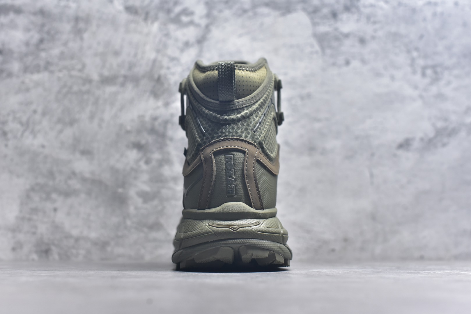 图片[5]-#HOKA ONE ONE Tor Ultra Tor Low 托亚潮流高帮户外功能鞋 鞋款利用机能、户外、复古元素将都市型格与户外机能无缝结合 既能自由穿梭于城市的钢筋水泥之间 也能轻松演绎山系潮流搭配 全粒面皮革结合模压鞋口 提升持久耐穿度 直至鞋头的鞋带设计 舒适灵活的调节 搭配鞋头处HOKA ONE ONE飞翼纹饰 营造了个性十足的张扬气场 Tor Ultra 配备 Vibram® 鞋底与 EVA 和RMAT® 中底 给穿著者最佳的抓地力及舒适性 另外中底的金属摇杆可稳定脚部行程 当走过崎岖山路时依然让脚部得到平稳的感觉 而整对鞋以皮革和耐用尼龙布材打造 与坚固的鞋底相结合 可以牢固地支撑脚部和脚踝 另外外层搭载的Event技术 保持鞋履防水以及鞋内透气作用 尺码：39-46-选品中心