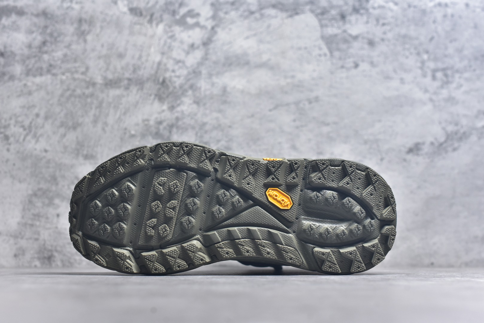 图片[6]-#HOKA ONE ONE Tor Ultra Tor Low 托亚潮流高帮户外功能鞋 鞋款利用机能、户外、复古元素将都市型格与户外机能无缝结合 既能自由穿梭于城市的钢筋水泥之间 也能轻松演绎山系潮流搭配 全粒面皮革结合模压鞋口 提升持久耐穿度 直至鞋头的鞋带设计 舒适灵活的调节 搭配鞋头处HOKA ONE ONE飞翼纹饰 营造了个性十足的张扬气场 Tor Ultra 配备 Vibram® 鞋底与 EVA 和RMAT® 中底 给穿著者最佳的抓地力及舒适性 另外中底的金属摇杆可稳定脚部行程 当走过崎岖山路时依然让脚部得到平稳的感觉 而整对鞋以皮革和耐用尼龙布材打造 与坚固的鞋底相结合 可以牢固地支撑脚部和脚踝 另外外层搭载的Event技术 保持鞋履防水以及鞋内透气作用 尺码：39-46-选品中心