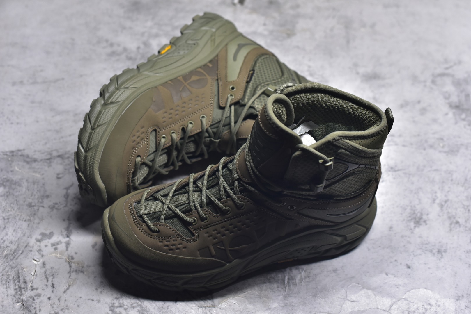 图片[7]-#HOKA ONE ONE Tor Ultra Tor Low 托亚潮流高帮户外功能鞋 鞋款利用机能、户外、复古元素将都市型格与户外机能无缝结合 既能自由穿梭于城市的钢筋水泥之间 也能轻松演绎山系潮流搭配 全粒面皮革结合模压鞋口 提升持久耐穿度 直至鞋头的鞋带设计 舒适灵活的调节 搭配鞋头处HOKA ONE ONE飞翼纹饰 营造了个性十足的张扬气场 Tor Ultra 配备 Vibram® 鞋底与 EVA 和RMAT® 中底 给穿著者最佳的抓地力及舒适性 另外中底的金属摇杆可稳定脚部行程 当走过崎岖山路时依然让脚部得到平稳的感觉 而整对鞋以皮革和耐用尼龙布材打造 与坚固的鞋底相结合 可以牢固地支撑脚部和脚踝 另外外层搭载的Event技术 保持鞋履防水以及鞋内透气作用 尺码：39-46-选品中心