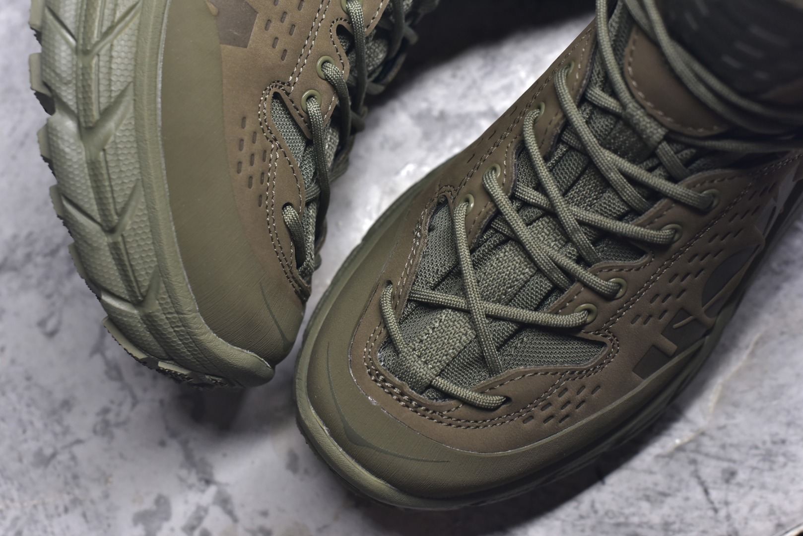 图片[8]-#HOKA ONE ONE Tor Ultra Tor Low 托亚潮流高帮户外功能鞋 鞋款利用机能、户外、复古元素将都市型格与户外机能无缝结合 既能自由穿梭于城市的钢筋水泥之间 也能轻松演绎山系潮流搭配 全粒面皮革结合模压鞋口 提升持久耐穿度 直至鞋头的鞋带设计 舒适灵活的调节 搭配鞋头处HOKA ONE ONE飞翼纹饰 营造了个性十足的张扬气场 Tor Ultra 配备 Vibram® 鞋底与 EVA 和RMAT® 中底 给穿著者最佳的抓地力及舒适性 另外中底的金属摇杆可稳定脚部行程 当走过崎岖山路时依然让脚部得到平稳的感觉 而整对鞋以皮革和耐用尼龙布材打造 与坚固的鞋底相结合 可以牢固地支撑脚部和脚踝 另外外层搭载的Event技术 保持鞋履防水以及鞋内透气作用 尺码：39-46-选品中心