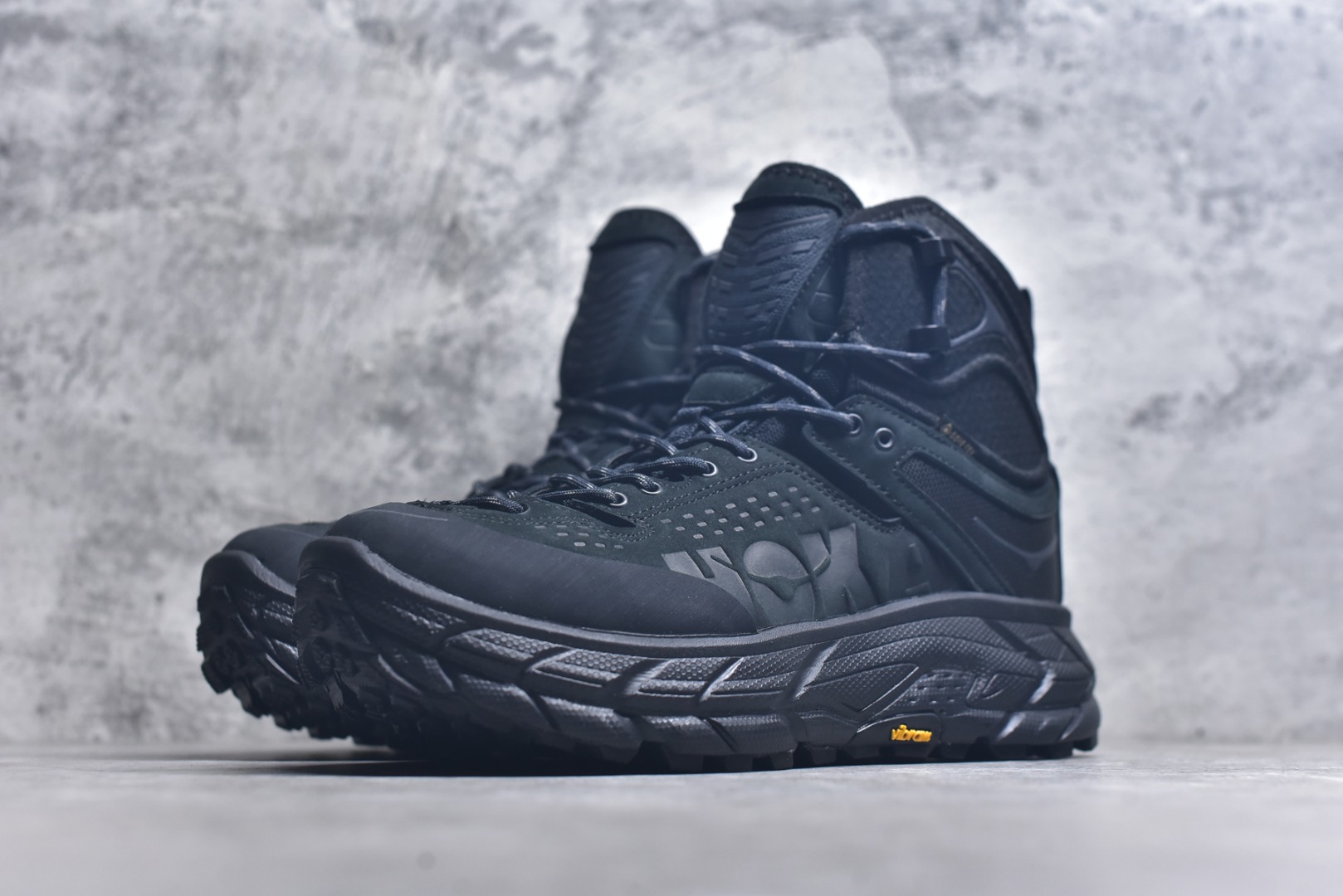 图片[2]-#HOKA ONE ONE Tor Ultra Tor Low 托亚潮流高帮户外功能鞋 鞋款利用机能、户外、复古元素将都市型格与户外机能无缝结合 既能自由穿梭于城市的钢筋水泥之间 也能轻松演绎山系潮流搭配 全粒面皮革结合模压鞋口 提升持久耐穿度 直至鞋头的鞋带设计 舒适灵活的调节 搭配鞋头处HOKA ONE ONE飞翼纹饰 营造了个性十足的张扬气场 Tor Ultra 配备 Vibram® 鞋底与 EVA 和RMAT® 中底 给穿著者最佳的抓地力及舒适性 另外中底的金属摇杆可稳定脚部行程 当走过崎岖山路时依然让脚部得到平稳的感觉 而整对鞋以皮革和耐用尼龙布材打造 与坚固的鞋底相结合 可以牢固地支撑脚部和脚踝 另外外层搭载的Event技术 保持鞋履防水以及鞋内透气作用 尺码：39-46-选品中心