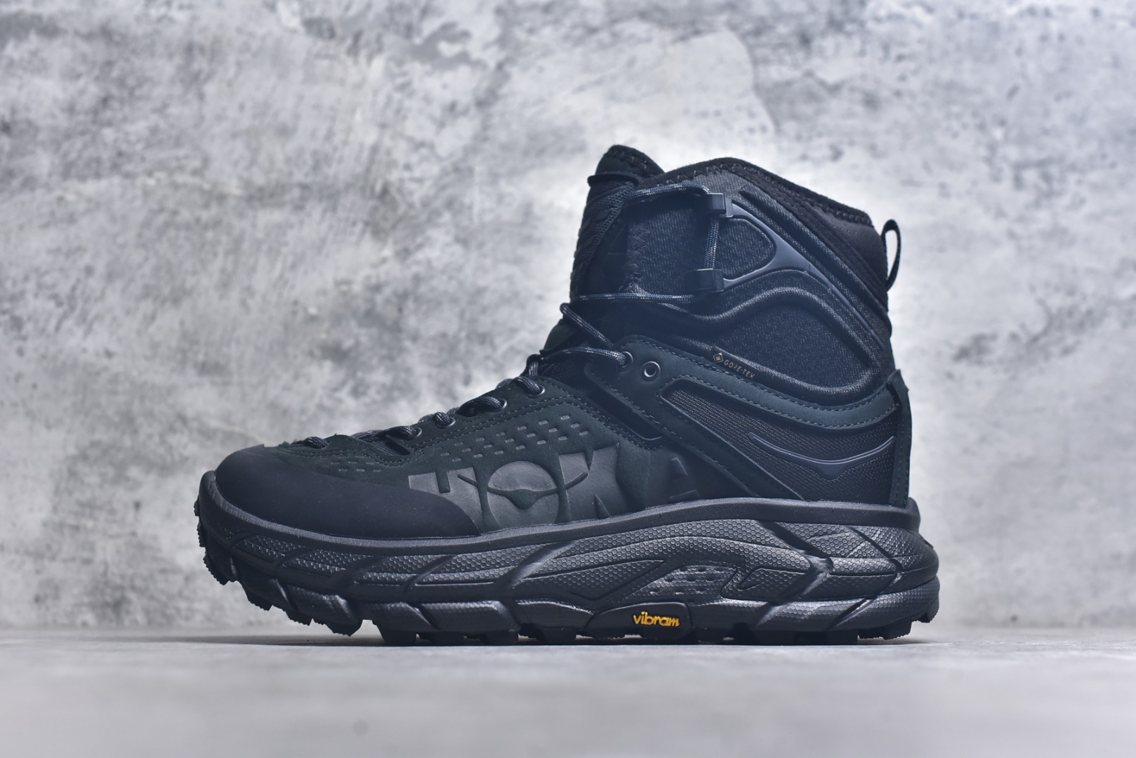 #HOKA ONE ONE Tor Ultra Tor Low 托亚潮流高帮户外功能鞋 鞋款利用机能、户外、复古元素将都市型格与户外机能无缝结合 既能自由穿梭于城市的钢筋水泥之间 也能轻松演绎山系潮流搭配 全粒面皮革结合模压鞋口 提升持久耐穿度 直至鞋头的鞋带设计 舒适灵活的调节 搭配鞋头处HOKA ONE ONE飞翼纹饰 营造了个性十足的张扬气场 Tor Ultra 配备 Vibram® 鞋底与 EVA 和RMAT® 中底 给穿著者最佳的抓地力及舒适性 另外中底的金属摇杆可稳定脚部行程 当走过崎岖山路时依然让脚部得到平稳的感觉 而整对鞋以皮革和耐用尼龙布材打造 与坚固的鞋底相结合 可以牢固地支撑脚部和脚踝 另外外层搭载的Event技术 保持鞋履防水以及鞋内透气作用 尺码：39-46-选品中心