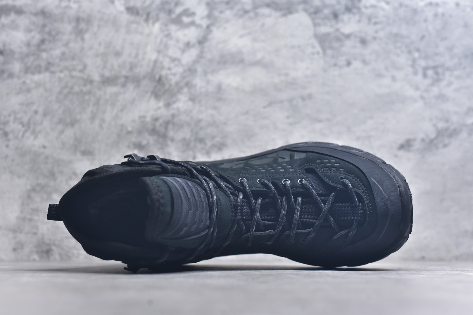 图片[4]-#HOKA ONE ONE Tor Ultra Tor Low 托亚潮流高帮户外功能鞋 鞋款利用机能、户外、复古元素将都市型格与户外机能无缝结合 既能自由穿梭于城市的钢筋水泥之间 也能轻松演绎山系潮流搭配 全粒面皮革结合模压鞋口 提升持久耐穿度 直至鞋头的鞋带设计 舒适灵活的调节 搭配鞋头处HOKA ONE ONE飞翼纹饰 营造了个性十足的张扬气场 Tor Ultra 配备 Vibram® 鞋底与 EVA 和RMAT® 中底 给穿著者最佳的抓地力及舒适性 另外中底的金属摇杆可稳定脚部行程 当走过崎岖山路时依然让脚部得到平稳的感觉 而整对鞋以皮革和耐用尼龙布材打造 与坚固的鞋底相结合 可以牢固地支撑脚部和脚踝 另外外层搭载的Event技术 保持鞋履防水以及鞋内透气作用 尺码：39-46-选品中心