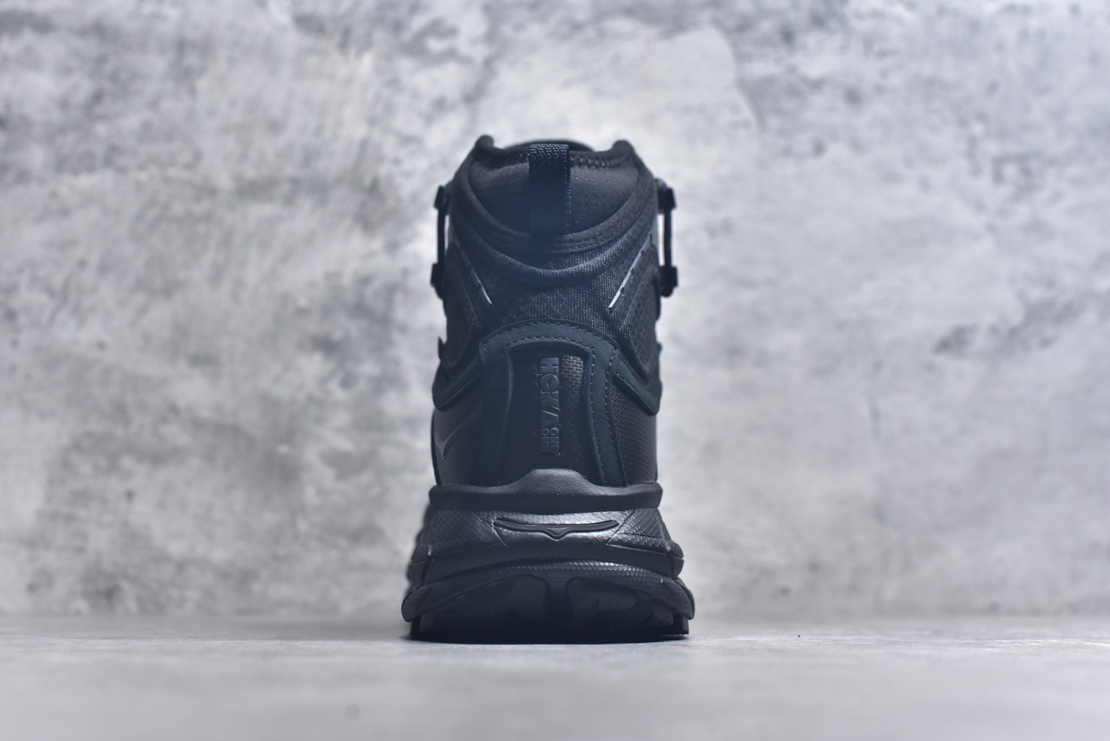 图片[5]-#HOKA ONE ONE Tor Ultra Tor Low 托亚潮流高帮户外功能鞋 鞋款利用机能、户外、复古元素将都市型格与户外机能无缝结合 既能自由穿梭于城市的钢筋水泥之间 也能轻松演绎山系潮流搭配 全粒面皮革结合模压鞋口 提升持久耐穿度 直至鞋头的鞋带设计 舒适灵活的调节 搭配鞋头处HOKA ONE ONE飞翼纹饰 营造了个性十足的张扬气场 Tor Ultra 配备 Vibram® 鞋底与 EVA 和RMAT® 中底 给穿著者最佳的抓地力及舒适性 另外中底的金属摇杆可稳定脚部行程 当走过崎岖山路时依然让脚部得到平稳的感觉 而整对鞋以皮革和耐用尼龙布材打造 与坚固的鞋底相结合 可以牢固地支撑脚部和脚踝 另外外层搭载的Event技术 保持鞋履防水以及鞋内透气作用 尺码：39-46-选品中心