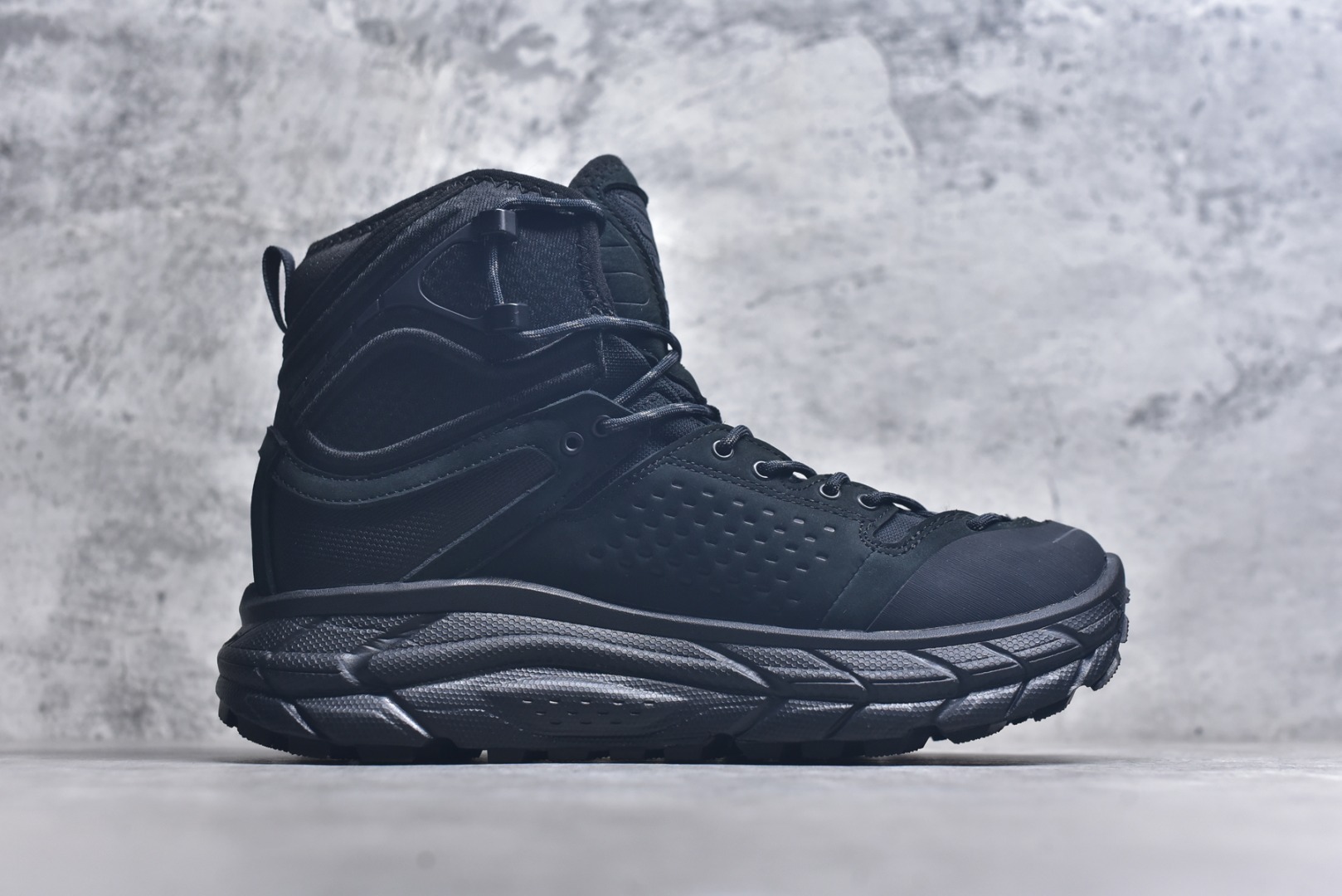 图片[3]-#HOKA ONE ONE Tor Ultra Tor Low 托亚潮流高帮户外功能鞋 鞋款利用机能、户外、复古元素将都市型格与户外机能无缝结合 既能自由穿梭于城市的钢筋水泥之间 也能轻松演绎山系潮流搭配 全粒面皮革结合模压鞋口 提升持久耐穿度 直至鞋头的鞋带设计 舒适灵活的调节 搭配鞋头处HOKA ONE ONE飞翼纹饰 营造了个性十足的张扬气场 Tor Ultra 配备 Vibram® 鞋底与 EVA 和RMAT® 中底 给穿著者最佳的抓地力及舒适性 另外中底的金属摇杆可稳定脚部行程 当走过崎岖山路时依然让脚部得到平稳的感觉 而整对鞋以皮革和耐用尼龙布材打造 与坚固的鞋底相结合 可以牢固地支撑脚部和脚踝 另外外层搭载的Event技术 保持鞋履防水以及鞋内透气作用 尺码：39-46-选品中心