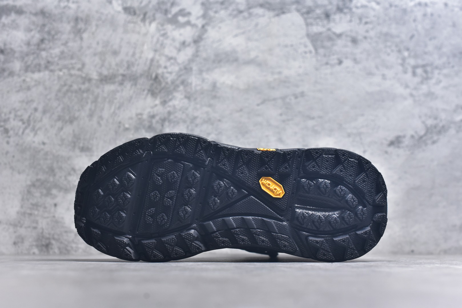 图片[6]-#HOKA ONE ONE Tor Ultra Tor Low 托亚潮流高帮户外功能鞋 鞋款利用机能、户外、复古元素将都市型格与户外机能无缝结合 既能自由穿梭于城市的钢筋水泥之间 也能轻松演绎山系潮流搭配 全粒面皮革结合模压鞋口 提升持久耐穿度 直至鞋头的鞋带设计 舒适灵活的调节 搭配鞋头处HOKA ONE ONE飞翼纹饰 营造了个性十足的张扬气场 Tor Ultra 配备 Vibram® 鞋底与 EVA 和RMAT® 中底 给穿著者最佳的抓地力及舒适性 另外中底的金属摇杆可稳定脚部行程 当走过崎岖山路时依然让脚部得到平稳的感觉 而整对鞋以皮革和耐用尼龙布材打造 与坚固的鞋底相结合 可以牢固地支撑脚部和脚踝 另外外层搭载的Event技术 保持鞋履防水以及鞋内透气作用 尺码：39-46-选品中心