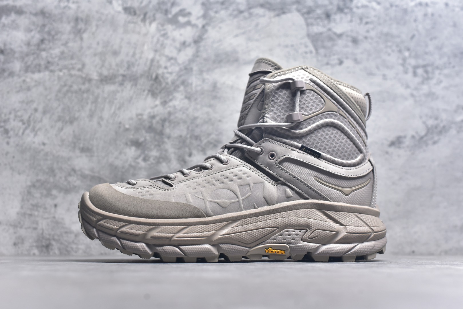 #HOKA ONE ONE Tor Ultra Tor Low 托亚潮流高帮户外功能鞋 鞋款利用机能、户外、复古元素将都市型格与户外机能无缝结合 既能自由穿梭于城市的钢筋水泥之间 也能轻松演绎山系潮流搭配 全粒面皮革结合模压鞋口 提升持久耐穿度 直至鞋头的鞋带设计 舒适灵活的调节 搭配鞋头处HOKA ONE ONE飞翼纹饰 营造了个性十足的张扬气场 Tor Ultra 配备 Vibram® 鞋底与 EVA 和RMAT® 中底 给穿著者最佳的抓地力及舒适性 另外中底的金属摇杆可稳定脚部行程 当走过崎岖山路时依然让脚部得到平稳的感觉 而整对鞋以皮革和耐用尼龙布材打造 与坚固的鞋底相结合 可以牢固地支撑脚部和脚踝 另外外层搭载的Event技术 保持鞋履防水以及鞋内透气作用 尺码：39-46-选品中心