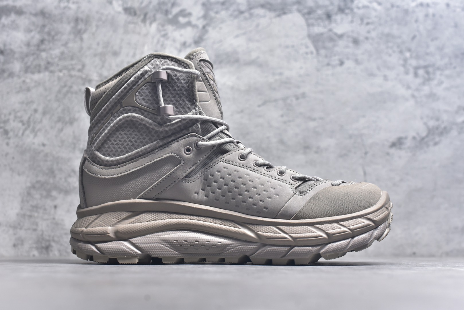 图片[3]-#HOKA ONE ONE Tor Ultra Tor Low 托亚潮流高帮户外功能鞋 鞋款利用机能、户外、复古元素将都市型格与户外机能无缝结合 既能自由穿梭于城市的钢筋水泥之间 也能轻松演绎山系潮流搭配 全粒面皮革结合模压鞋口 提升持久耐穿度 直至鞋头的鞋带设计 舒适灵活的调节 搭配鞋头处HOKA ONE ONE飞翼纹饰 营造了个性十足的张扬气场 Tor Ultra 配备 Vibram® 鞋底与 EVA 和RMAT® 中底 给穿著者最佳的抓地力及舒适性 另外中底的金属摇杆可稳定脚部行程 当走过崎岖山路时依然让脚部得到平稳的感觉 而整对鞋以皮革和耐用尼龙布材打造 与坚固的鞋底相结合 可以牢固地支撑脚部和脚踝 另外外层搭载的Event技术 保持鞋履防水以及鞋内透气作用 尺码：39-46-选品中心