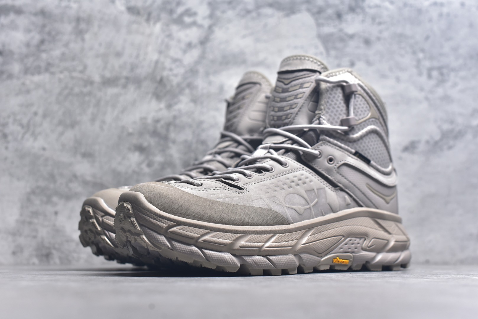 图片[2]-#HOKA ONE ONE Tor Ultra Tor Low 托亚潮流高帮户外功能鞋 鞋款利用机能、户外、复古元素将都市型格与户外机能无缝结合 既能自由穿梭于城市的钢筋水泥之间 也能轻松演绎山系潮流搭配 全粒面皮革结合模压鞋口 提升持久耐穿度 直至鞋头的鞋带设计 舒适灵活的调节 搭配鞋头处HOKA ONE ONE飞翼纹饰 营造了个性十足的张扬气场 Tor Ultra 配备 Vibram® 鞋底与 EVA 和RMAT® 中底 给穿著者最佳的抓地力及舒适性 另外中底的金属摇杆可稳定脚部行程 当走过崎岖山路时依然让脚部得到平稳的感觉 而整对鞋以皮革和耐用尼龙布材打造 与坚固的鞋底相结合 可以牢固地支撑脚部和脚踝 另外外层搭载的Event技术 保持鞋履防水以及鞋内透气作用 尺码：39-46-选品中心