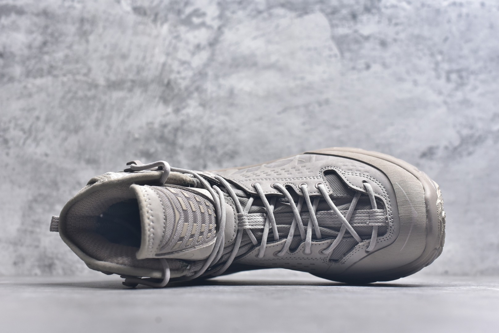 图片[4]-#HOKA ONE ONE Tor Ultra Tor Low 托亚潮流高帮户外功能鞋 鞋款利用机能、户外、复古元素将都市型格与户外机能无缝结合 既能自由穿梭于城市的钢筋水泥之间 也能轻松演绎山系潮流搭配 全粒面皮革结合模压鞋口 提升持久耐穿度 直至鞋头的鞋带设计 舒适灵活的调节 搭配鞋头处HOKA ONE ONE飞翼纹饰 营造了个性十足的张扬气场 Tor Ultra 配备 Vibram® 鞋底与 EVA 和RMAT® 中底 给穿著者最佳的抓地力及舒适性 另外中底的金属摇杆可稳定脚部行程 当走过崎岖山路时依然让脚部得到平稳的感觉 而整对鞋以皮革和耐用尼龙布材打造 与坚固的鞋底相结合 可以牢固地支撑脚部和脚踝 另外外层搭载的Event技术 保持鞋履防水以及鞋内透气作用 尺码：39-46-选品中心