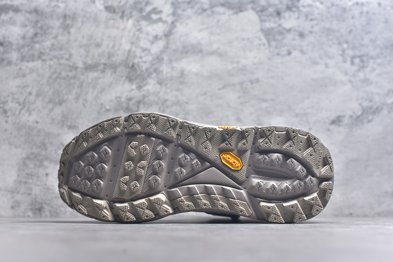 图片[6]-#HOKA ONE ONE Tor Ultra Tor Low 托亚潮流高帮户外功能鞋 鞋款利用机能、户外、复古元素将都市型格与户外机能无缝结合 既能自由穿梭于城市的钢筋水泥之间 也能轻松演绎山系潮流搭配 全粒面皮革结合模压鞋口 提升持久耐穿度 直至鞋头的鞋带设计 舒适灵活的调节 搭配鞋头处HOKA ONE ONE飞翼纹饰 营造了个性十足的张扬气场 Tor Ultra 配备 Vibram® 鞋底与 EVA 和RMAT® 中底 给穿著者最佳的抓地力及舒适性 另外中底的金属摇杆可稳定脚部行程 当走过崎岖山路时依然让脚部得到平稳的感觉 而整对鞋以皮革和耐用尼龙布材打造 与坚固的鞋底相结合 可以牢固地支撑脚部和脚踝 另外外层搭载的Event技术 保持鞋履防水以及鞋内透气作用 尺码：39-46-选品中心