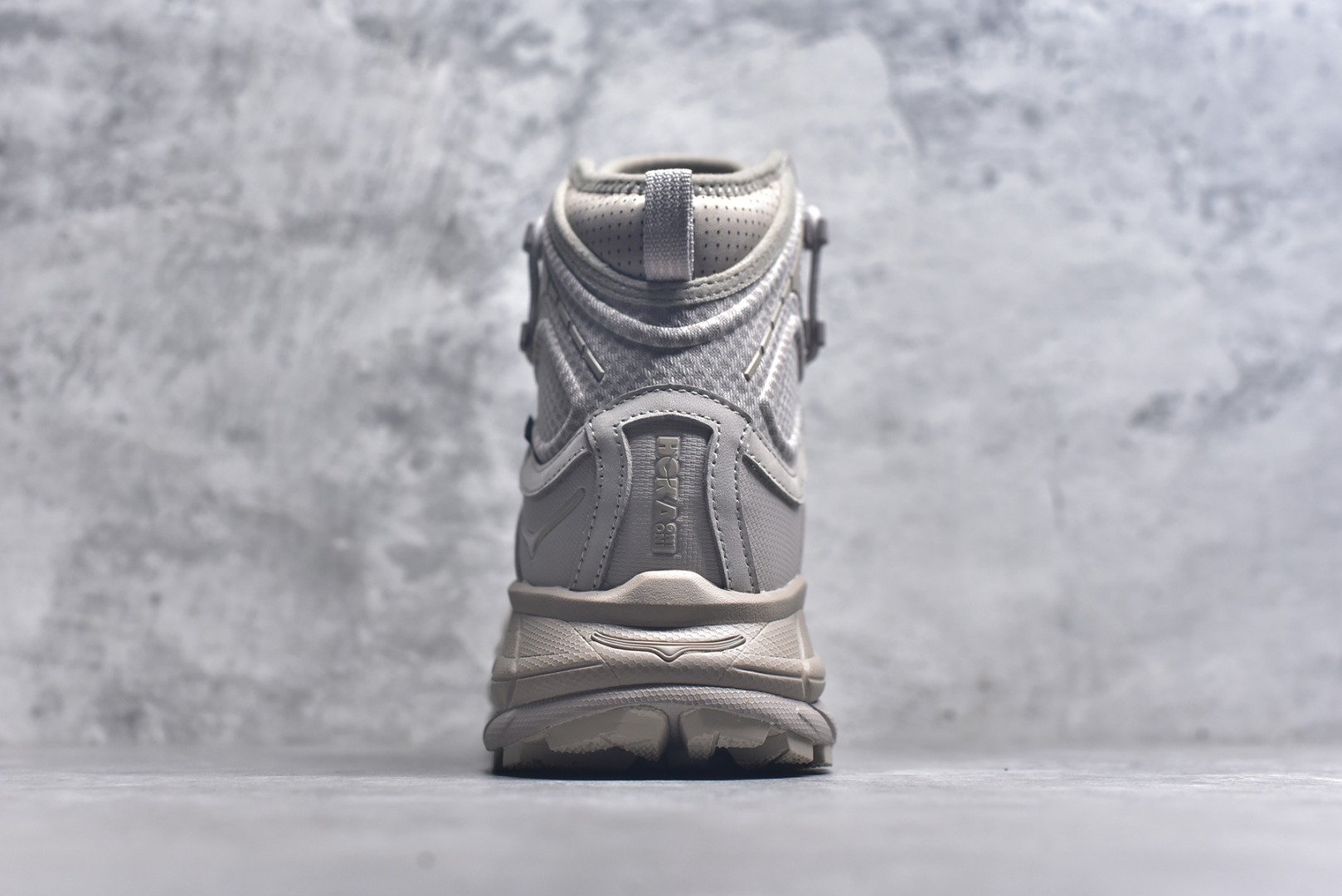 图片[5]-#HOKA ONE ONE Tor Ultra Tor Low 托亚潮流高帮户外功能鞋 鞋款利用机能、户外、复古元素将都市型格与户外机能无缝结合 既能自由穿梭于城市的钢筋水泥之间 也能轻松演绎山系潮流搭配 全粒面皮革结合模压鞋口 提升持久耐穿度 直至鞋头的鞋带设计 舒适灵活的调节 搭配鞋头处HOKA ONE ONE飞翼纹饰 营造了个性十足的张扬气场 Tor Ultra 配备 Vibram® 鞋底与 EVA 和RMAT® 中底 给穿著者最佳的抓地力及舒适性 另外中底的金属摇杆可稳定脚部行程 当走过崎岖山路时依然让脚部得到平稳的感觉 而整对鞋以皮革和耐用尼龙布材打造 与坚固的鞋底相结合 可以牢固地支撑脚部和脚踝 另外外层搭载的Event技术 保持鞋履防水以及鞋内透气作用 尺码：39-46-选品中心