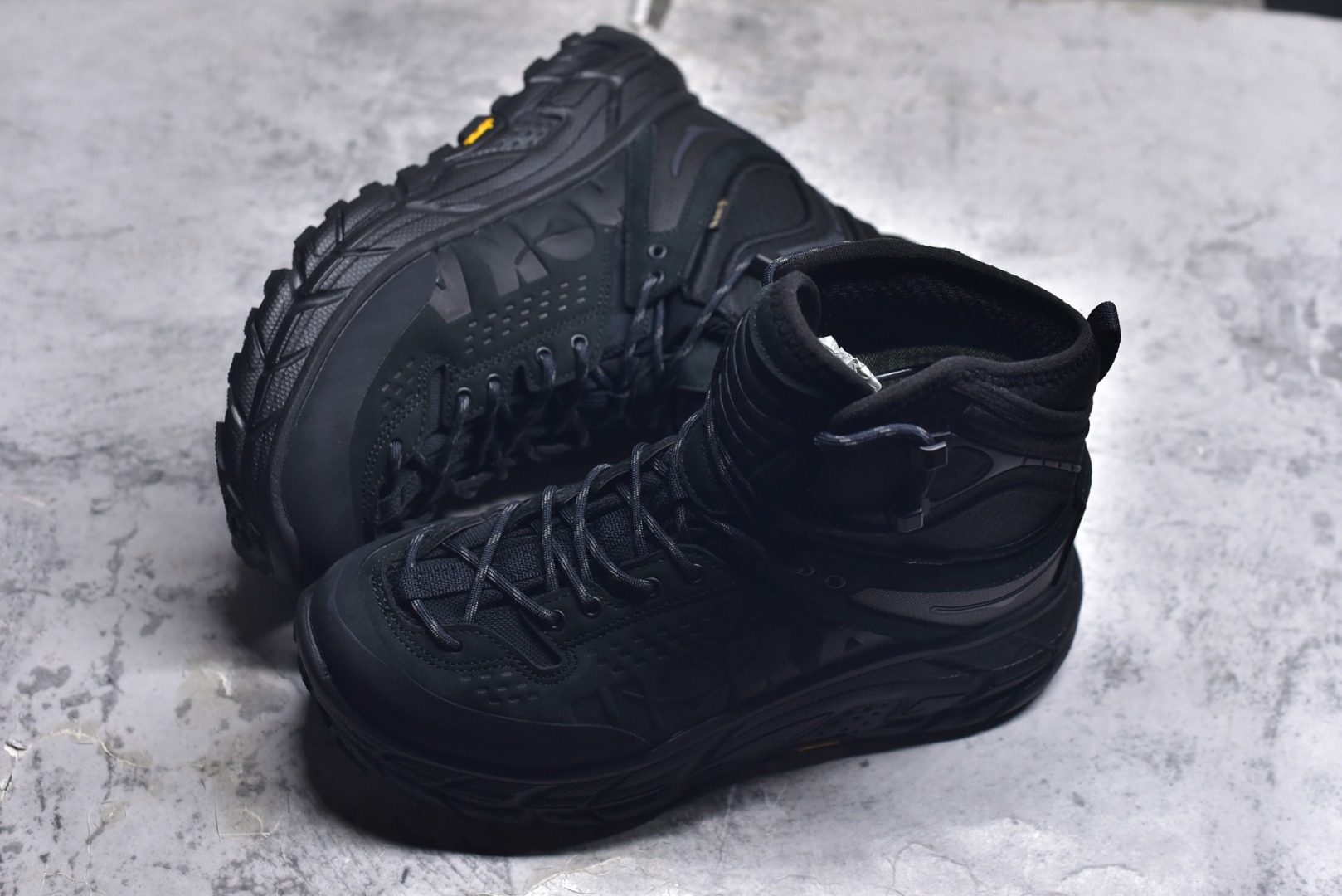 图片[7]-#HOKA ONE ONE Tor Ultra Tor Low 托亚潮流高帮户外功能鞋 鞋款利用机能、户外、复古元素将都市型格与户外机能无缝结合 既能自由穿梭于城市的钢筋水泥之间 也能轻松演绎山系潮流搭配 全粒面皮革结合模压鞋口 提升持久耐穿度 直至鞋头的鞋带设计 舒适灵活的调节 搭配鞋头处HOKA ONE ONE飞翼纹饰 营造了个性十足的张扬气场 Tor Ultra 配备 Vibram® 鞋底与 EVA 和RMAT® 中底 给穿著者最佳的抓地力及舒适性 另外中底的金属摇杆可稳定脚部行程 当走过崎岖山路时依然让脚部得到平稳的感觉 而整对鞋以皮革和耐用尼龙布材打造 与坚固的鞋底相结合 可以牢固地支撑脚部和脚踝 另外外层搭载的Event技术 保持鞋履防水以及鞋内透气作用 尺码：39-46-选品中心