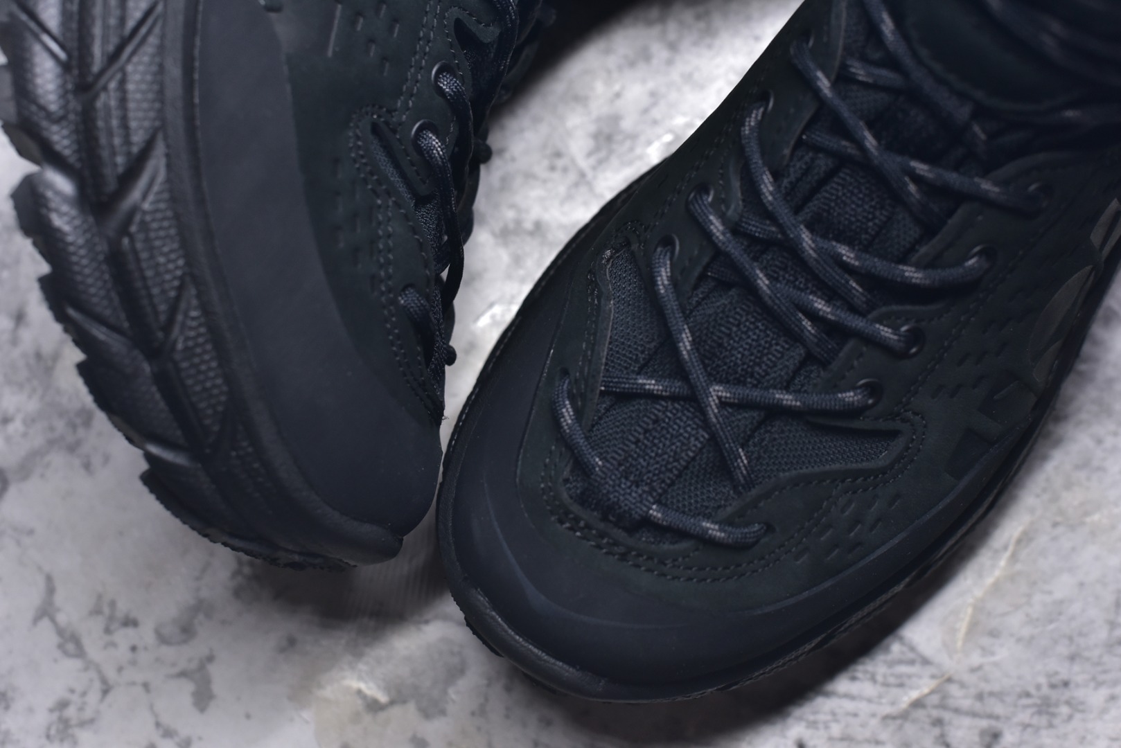 图片[8]-#HOKA ONE ONE Tor Ultra Tor Low 托亚潮流高帮户外功能鞋 鞋款利用机能、户外、复古元素将都市型格与户外机能无缝结合 既能自由穿梭于城市的钢筋水泥之间 也能轻松演绎山系潮流搭配 全粒面皮革结合模压鞋口 提升持久耐穿度 直至鞋头的鞋带设计 舒适灵活的调节 搭配鞋头处HOKA ONE ONE飞翼纹饰 营造了个性十足的张扬气场 Tor Ultra 配备 Vibram® 鞋底与 EVA 和RMAT® 中底 给穿著者最佳的抓地力及舒适性 另外中底的金属摇杆可稳定脚部行程 当走过崎岖山路时依然让脚部得到平稳的感觉 而整对鞋以皮革和耐用尼龙布材打造 与坚固的鞋底相结合 可以牢固地支撑脚部和脚踝 另外外层搭载的Event技术 保持鞋履防水以及鞋内透气作用 尺码：39-46-选品中心