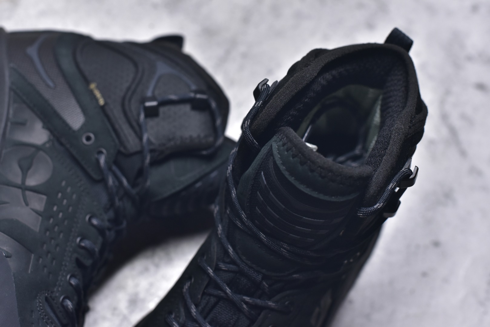 图片[9]-#HOKA ONE ONE Tor Ultra Tor Low 托亚潮流高帮户外功能鞋 鞋款利用机能、户外、复古元素将都市型格与户外机能无缝结合 既能自由穿梭于城市的钢筋水泥之间 也能轻松演绎山系潮流搭配 全粒面皮革结合模压鞋口 提升持久耐穿度 直至鞋头的鞋带设计 舒适灵活的调节 搭配鞋头处HOKA ONE ONE飞翼纹饰 营造了个性十足的张扬气场 Tor Ultra 配备 Vibram® 鞋底与 EVA 和RMAT® 中底 给穿著者最佳的抓地力及舒适性 另外中底的金属摇杆可稳定脚部行程 当走过崎岖山路时依然让脚部得到平稳的感觉 而整对鞋以皮革和耐用尼龙布材打造 与坚固的鞋底相结合 可以牢固地支撑脚部和脚踝 另外外层搭载的Event技术 保持鞋履防水以及鞋内透气作用 尺码：39-46-选品中心