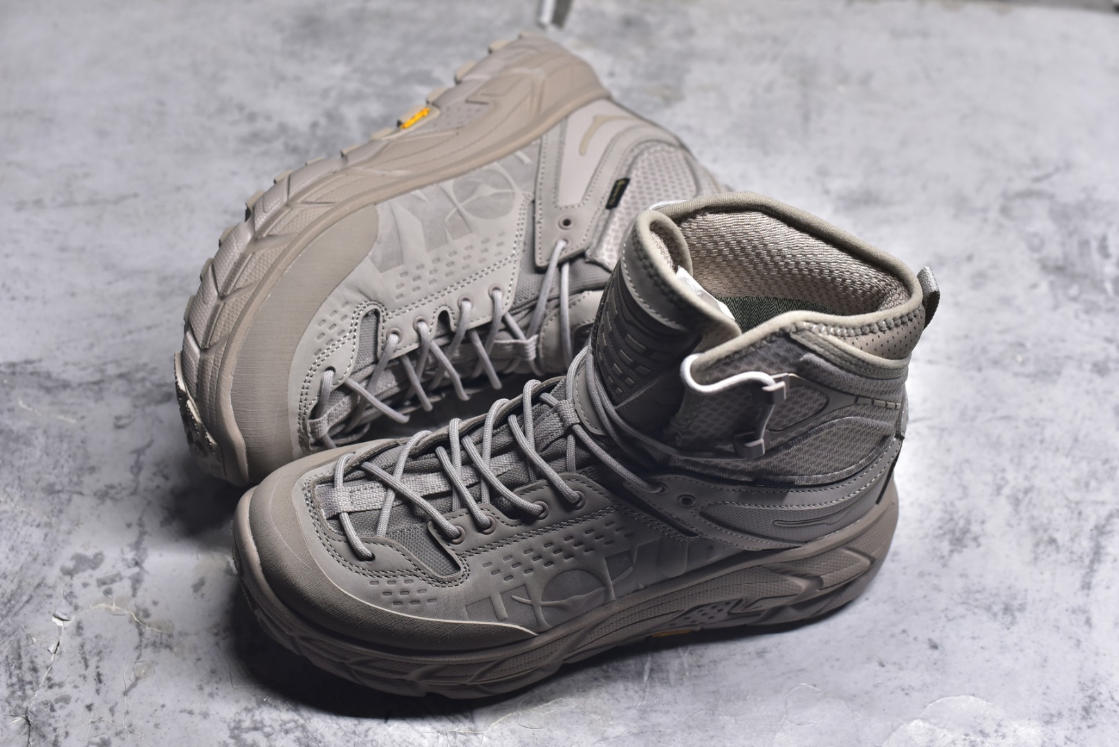 图片[7]-#HOKA ONE ONE Tor Ultra Tor Low 托亚潮流高帮户外功能鞋 鞋款利用机能、户外、复古元素将都市型格与户外机能无缝结合 既能自由穿梭于城市的钢筋水泥之间 也能轻松演绎山系潮流搭配 全粒面皮革结合模压鞋口 提升持久耐穿度 直至鞋头的鞋带设计 舒适灵活的调节 搭配鞋头处HOKA ONE ONE飞翼纹饰 营造了个性十足的张扬气场 Tor Ultra 配备 Vibram® 鞋底与 EVA 和RMAT® 中底 给穿著者最佳的抓地力及舒适性 另外中底的金属摇杆可稳定脚部行程 当走过崎岖山路时依然让脚部得到平稳的感觉 而整对鞋以皮革和耐用尼龙布材打造 与坚固的鞋底相结合 可以牢固地支撑脚部和脚踝 另外外层搭载的Event技术 保持鞋履防水以及鞋内透气作用 尺码：39-46-选品中心