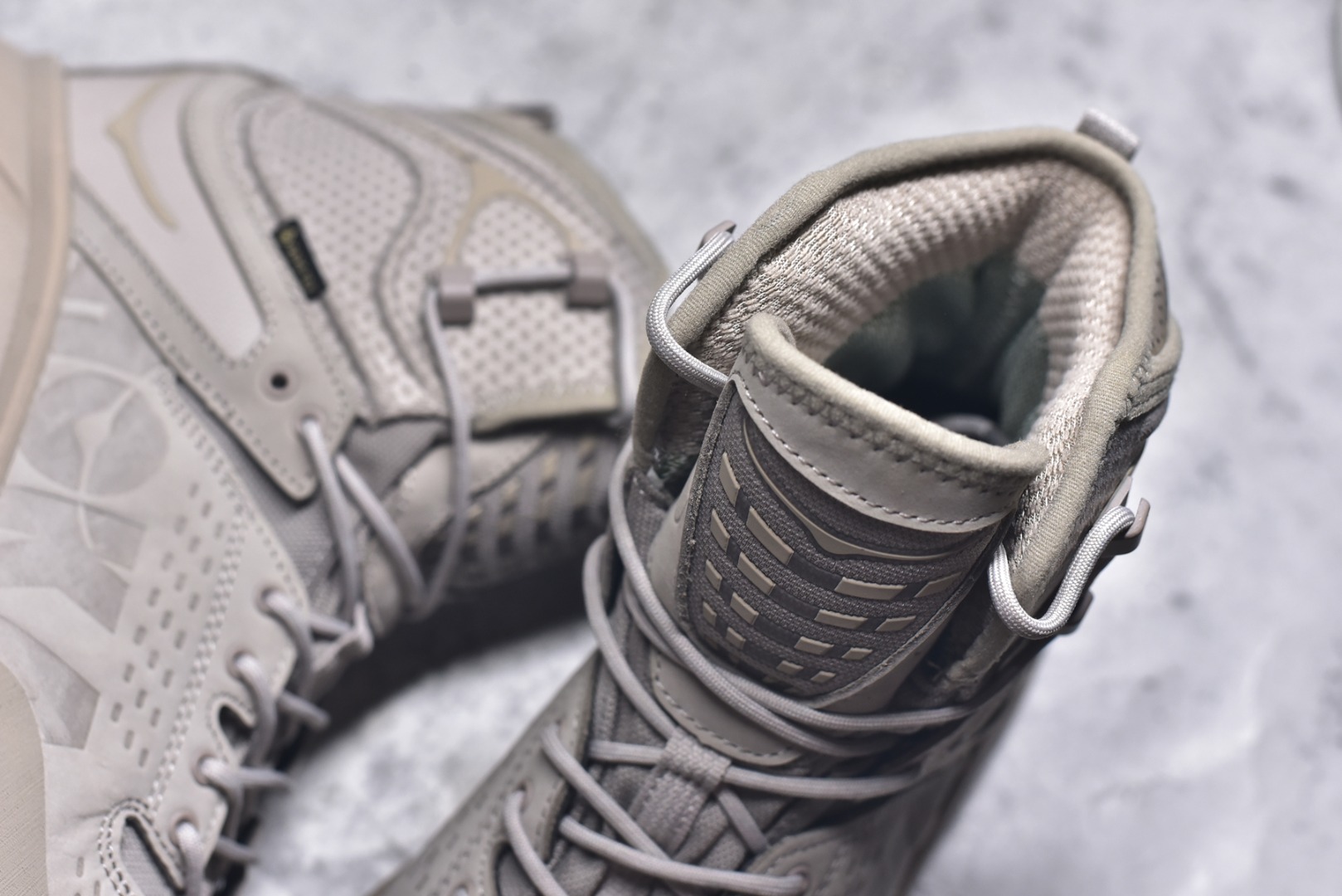 图片[9]-#HOKA ONE ONE Tor Ultra Tor Low 托亚潮流高帮户外功能鞋 鞋款利用机能、户外、复古元素将都市型格与户外机能无缝结合 既能自由穿梭于城市的钢筋水泥之间 也能轻松演绎山系潮流搭配 全粒面皮革结合模压鞋口 提升持久耐穿度 直至鞋头的鞋带设计 舒适灵活的调节 搭配鞋头处HOKA ONE ONE飞翼纹饰 营造了个性十足的张扬气场 Tor Ultra 配备 Vibram® 鞋底与 EVA 和RMAT® 中底 给穿著者最佳的抓地力及舒适性 另外中底的金属摇杆可稳定脚部行程 当走过崎岖山路时依然让脚部得到平稳的感觉 而整对鞋以皮革和耐用尼龙布材打造 与坚固的鞋底相结合 可以牢固地支撑脚部和脚踝 另外外层搭载的Event技术 保持鞋履防水以及鞋内透气作用 尺码：39-46-选品中心