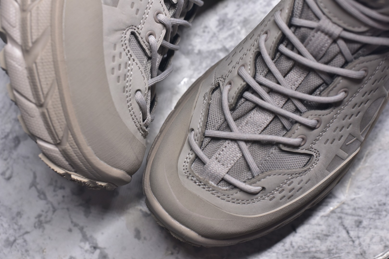 图片[8]-#HOKA ONE ONE Tor Ultra Tor Low 托亚潮流高帮户外功能鞋 鞋款利用机能、户外、复古元素将都市型格与户外机能无缝结合 既能自由穿梭于城市的钢筋水泥之间 也能轻松演绎山系潮流搭配 全粒面皮革结合模压鞋口 提升持久耐穿度 直至鞋头的鞋带设计 舒适灵活的调节 搭配鞋头处HOKA ONE ONE飞翼纹饰 营造了个性十足的张扬气场 Tor Ultra 配备 Vibram® 鞋底与 EVA 和RMAT® 中底 给穿著者最佳的抓地力及舒适性 另外中底的金属摇杆可稳定脚部行程 当走过崎岖山路时依然让脚部得到平稳的感觉 而整对鞋以皮革和耐用尼龙布材打造 与坚固的鞋底相结合 可以牢固地支撑脚部和脚踝 另外外层搭载的Event技术 保持鞋履防水以及鞋内透气作用 尺码：39-46-选品中心