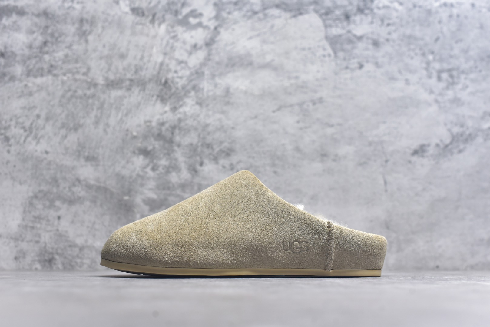 #X1 全网最齐 ugg 100个配色 市面顶级版本 25新款 UGG Elea Slip-On 轻薄一脚蹬 居家 办公室 空调房室内 易搭配超时髦大长腿福利款 广州外贸大厂生产 鞋头到鞋垫真羊皮毛一体 独立外盒包装 芯片 带防水工艺 区别市面任何版本 独立原版开发大底 羊绒鞋垫 冬季保暖外出 家居都是很适合的选择 近年uug推出款式系列 局部偏向年轻消费者喜好 也走到时尚潮流穿搭的前沿 鞋身材质 防泼水涂层翻毛皮鞋面 17毫米UGGPURE™植入式羊毛内底 轻便防滑舒适橡胶外底 带有品牌LOGO商标 带全套包装 尺码： 35 36 37 38 39 40-选品中心