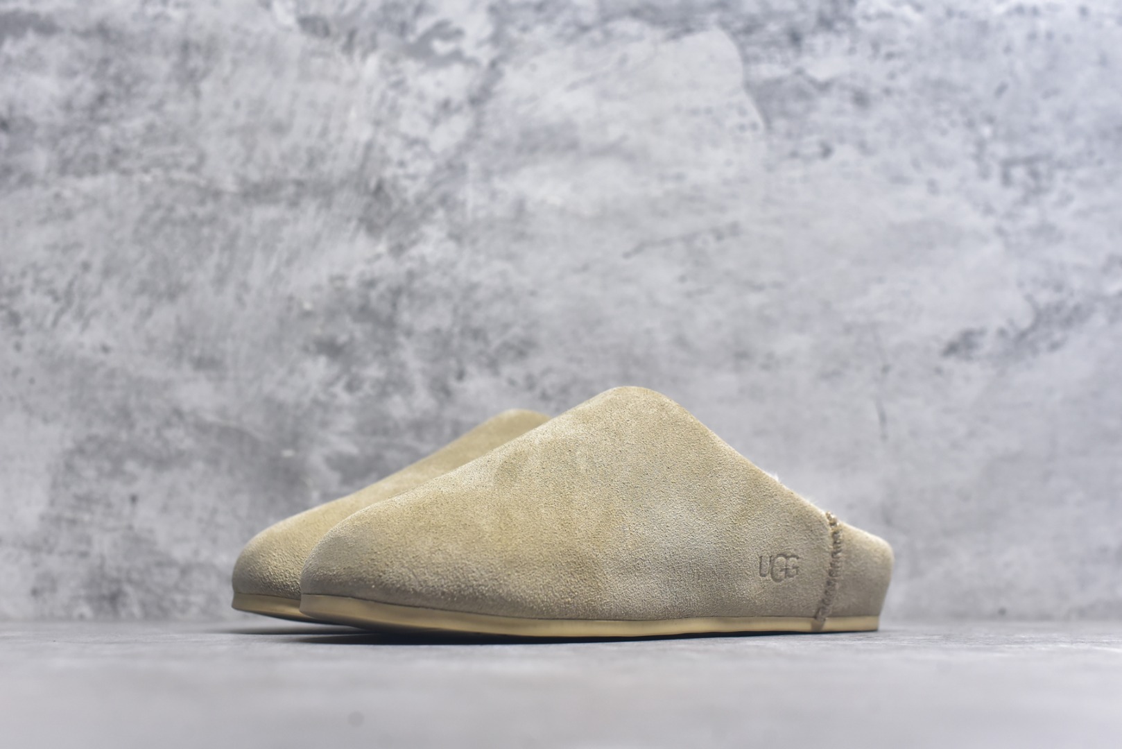 图片[2]-#X1 全网最齐 ugg 100个配色 市面顶级版本 25新款 UGG Elea Slip-On 轻薄一脚蹬 居家 办公室 空调房室内 易搭配超时髦大长腿福利款 广州外贸大厂生产 鞋头到鞋垫真羊皮毛一体 独立外盒包装 芯片 带防水工艺 区别市面任何版本 独立原版开发大底 羊绒鞋垫 冬季保暖外出 家居都是很适合的选择 近年uug推出款式系列 局部偏向年轻消费者喜好 也走到时尚潮流穿搭的前沿 鞋身材质 防泼水涂层翻毛皮鞋面 17毫米UGGPURE™植入式羊毛内底 轻便防滑舒适橡胶外底 带有品牌LOGO商标 带全套包装 尺码： 35 36 37 38 39 40-选品中心