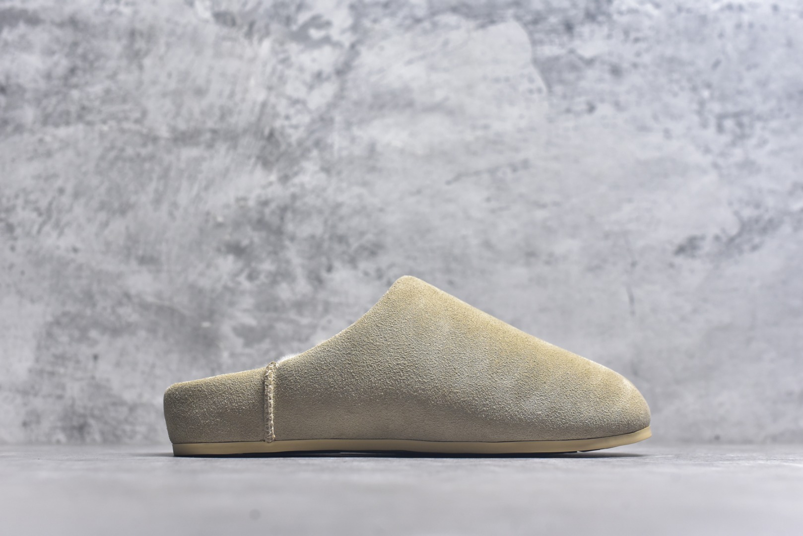 图片[3]-#X1 全网最齐 ugg 100个配色 市面顶级版本 25新款 UGG Elea Slip-On 轻薄一脚蹬 居家 办公室 空调房室内 易搭配超时髦大长腿福利款 广州外贸大厂生产 鞋头到鞋垫真羊皮毛一体 独立外盒包装 芯片 带防水工艺 区别市面任何版本 独立原版开发大底 羊绒鞋垫 冬季保暖外出 家居都是很适合的选择 近年uug推出款式系列 局部偏向年轻消费者喜好 也走到时尚潮流穿搭的前沿 鞋身材质 防泼水涂层翻毛皮鞋面 17毫米UGGPURE™植入式羊毛内底 轻便防滑舒适橡胶外底 带有品牌LOGO商标 带全套包装 尺码： 35 36 37 38 39 40-选品中心