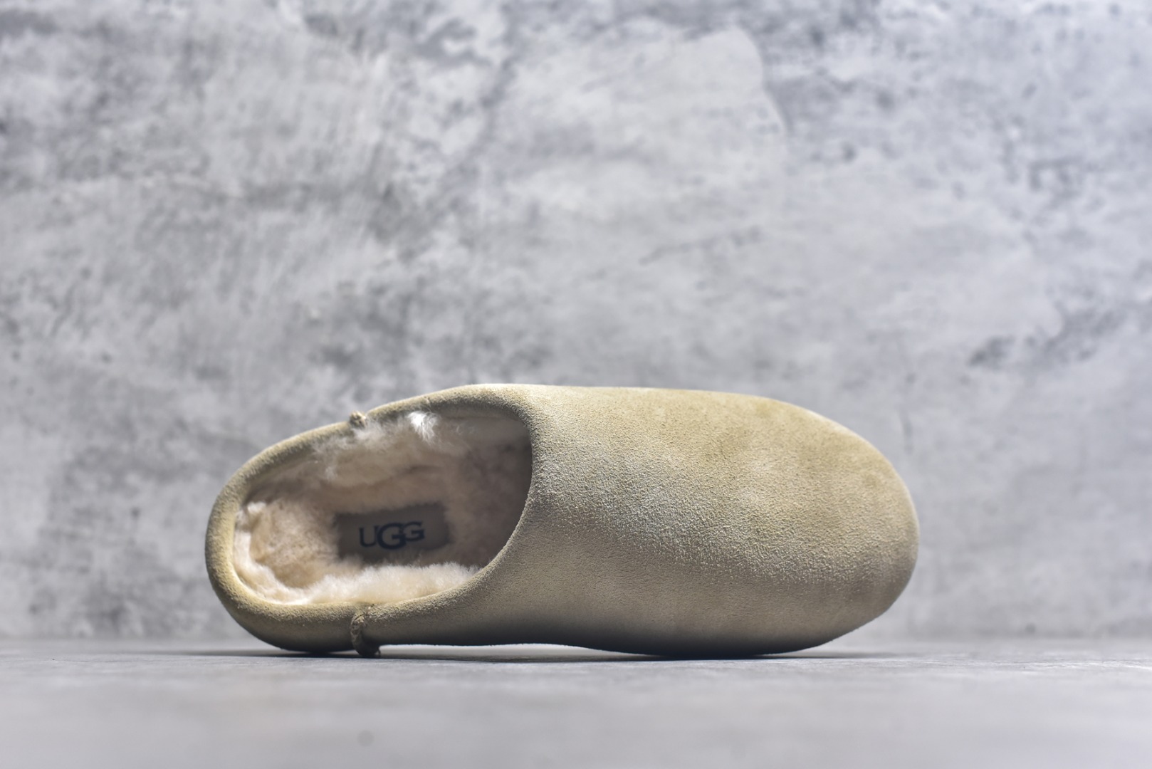 图片[4]-#X1 全网最齐 ugg 100个配色 市面顶级版本 25新款 UGG Elea Slip-On 轻薄一脚蹬 居家 办公室 空调房室内 易搭配超时髦大长腿福利款 广州外贸大厂生产 鞋头到鞋垫真羊皮毛一体 独立外盒包装 芯片 带防水工艺 区别市面任何版本 独立原版开发大底 羊绒鞋垫 冬季保暖外出 家居都是很适合的选择 近年uug推出款式系列 局部偏向年轻消费者喜好 也走到时尚潮流穿搭的前沿 鞋身材质 防泼水涂层翻毛皮鞋面 17毫米UGGPURE™植入式羊毛内底 轻便防滑舒适橡胶外底 带有品牌LOGO商标 带全套包装 尺码： 35 36 37 38 39 40-选品中心