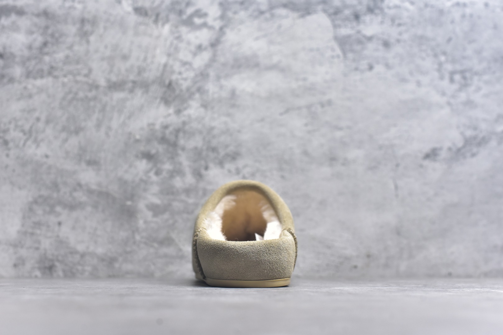 图片[5]-#X1 全网最齐 ugg 100个配色 市面顶级版本 25新款 UGG Elea Slip-On 轻薄一脚蹬 居家 办公室 空调房室内 易搭配超时髦大长腿福利款 广州外贸大厂生产 鞋头到鞋垫真羊皮毛一体 独立外盒包装 芯片 带防水工艺 区别市面任何版本 独立原版开发大底 羊绒鞋垫 冬季保暖外出 家居都是很适合的选择 近年uug推出款式系列 局部偏向年轻消费者喜好 也走到时尚潮流穿搭的前沿 鞋身材质 防泼水涂层翻毛皮鞋面 17毫米UGGPURE™植入式羊毛内底 轻便防滑舒适橡胶外底 带有品牌LOGO商标 带全套包装 尺码： 35 36 37 38 39 40-选品中心