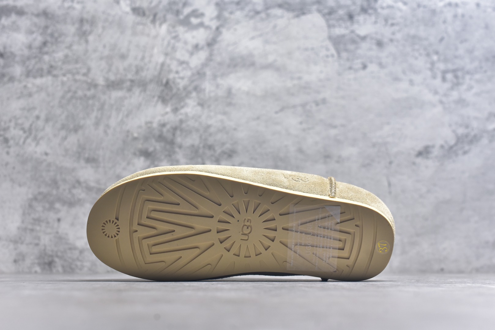 图片[6]-#X1 全网最齐 ugg 100个配色 市面顶级版本 25新款 UGG Elea Slip-On 轻薄一脚蹬 居家 办公室 空调房室内 易搭配超时髦大长腿福利款 广州外贸大厂生产 鞋头到鞋垫真羊皮毛一体 独立外盒包装 芯片 带防水工艺 区别市面任何版本 独立原版开发大底 羊绒鞋垫 冬季保暖外出 家居都是很适合的选择 近年uug推出款式系列 局部偏向年轻消费者喜好 也走到时尚潮流穿搭的前沿 鞋身材质 防泼水涂层翻毛皮鞋面 17毫米UGGPURE™植入式羊毛内底 轻便防滑舒适橡胶外底 带有品牌LOGO商标 带全套包装 尺码： 35 36 37 38 39 40-选品中心