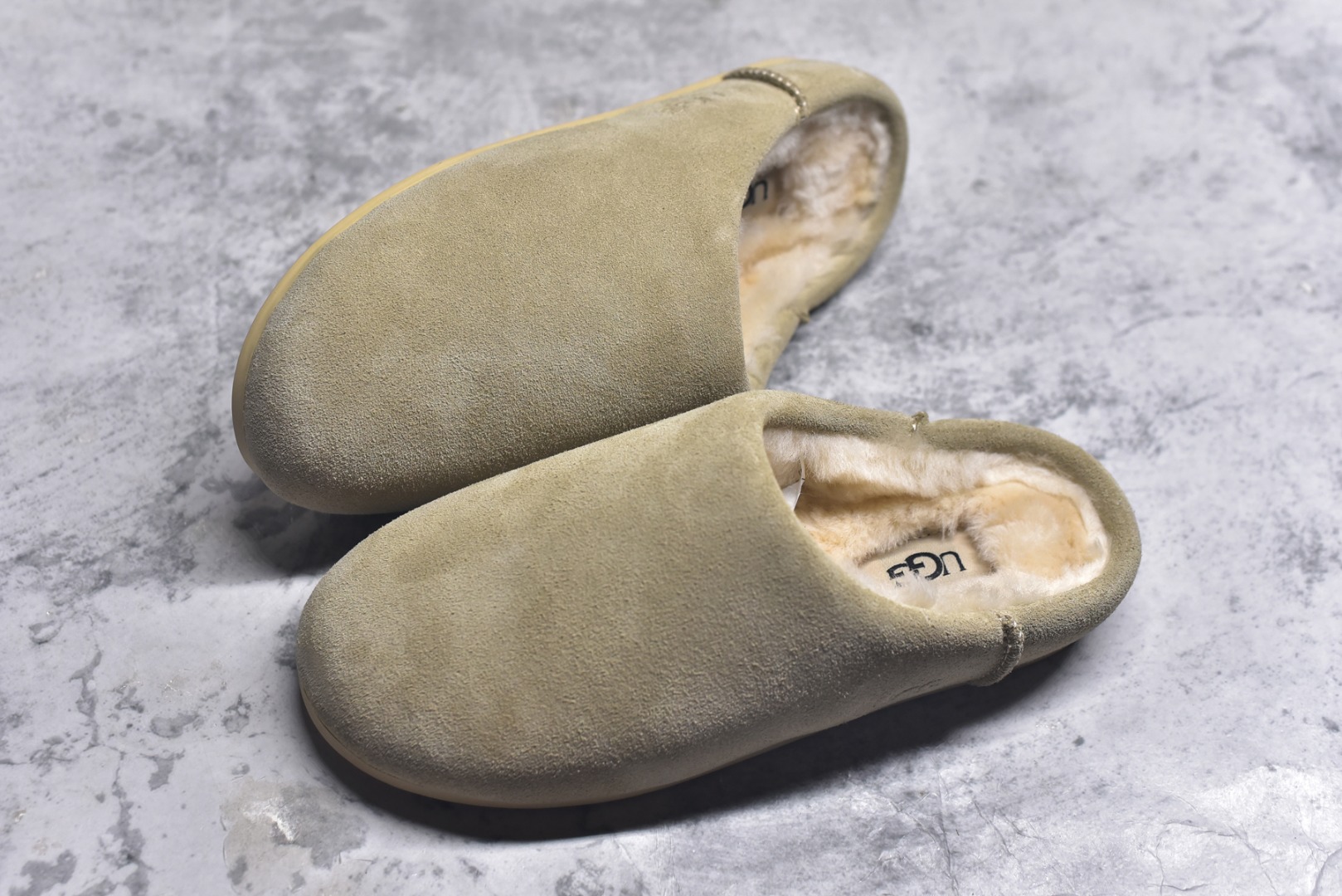 图片[7]-#X1 全网最齐 ugg 100个配色 市面顶级版本 25新款 UGG Elea Slip-On 轻薄一脚蹬 居家 办公室 空调房室内 易搭配超时髦大长腿福利款 广州外贸大厂生产 鞋头到鞋垫真羊皮毛一体 独立外盒包装 芯片 带防水工艺 区别市面任何版本 独立原版开发大底 羊绒鞋垫 冬季保暖外出 家居都是很适合的选择 近年uug推出款式系列 局部偏向年轻消费者喜好 也走到时尚潮流穿搭的前沿 鞋身材质 防泼水涂层翻毛皮鞋面 17毫米UGGPURE™植入式羊毛内底 轻便防滑舒适橡胶外底 带有品牌LOGO商标 带全套包装 尺码： 35 36 37 38 39 40-选品中心