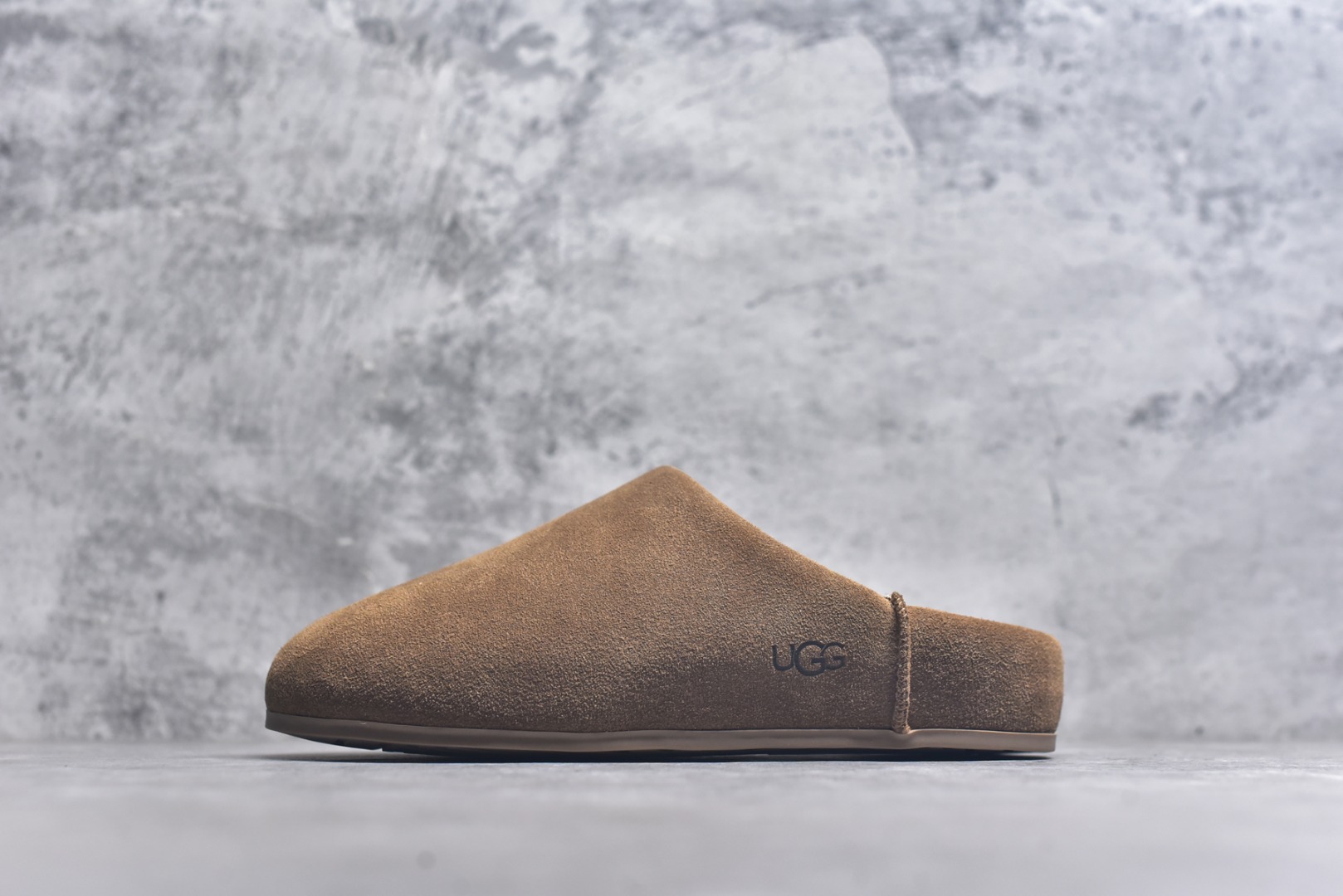 #X1 全网最齐 ugg 100个配色 市面顶级版本 25新款 UGG Elea Slip-On 轻薄一脚蹬 居家 办公室 空调房室内 易搭配超时髦大长腿福利款 广州外贸大厂生产 鞋头到鞋垫真羊皮毛一体 独立外盒包装 芯片 带防水工艺 区别市面任何版本 独立原版开发大底 羊绒鞋垫 冬季保暖外出 家居都是很适合的选择 近年uug推出款式系列 局部偏向年轻消费者喜好 也走到时尚潮流穿搭的前沿 鞋身材质 防泼水涂层翻毛皮鞋面 17毫米UGGPURE™植入式羊毛内底 轻便防滑舒适橡胶外底 带有品牌LOGO商标 带全套包装 尺码： 35 36 37 38 39 40-选品中心