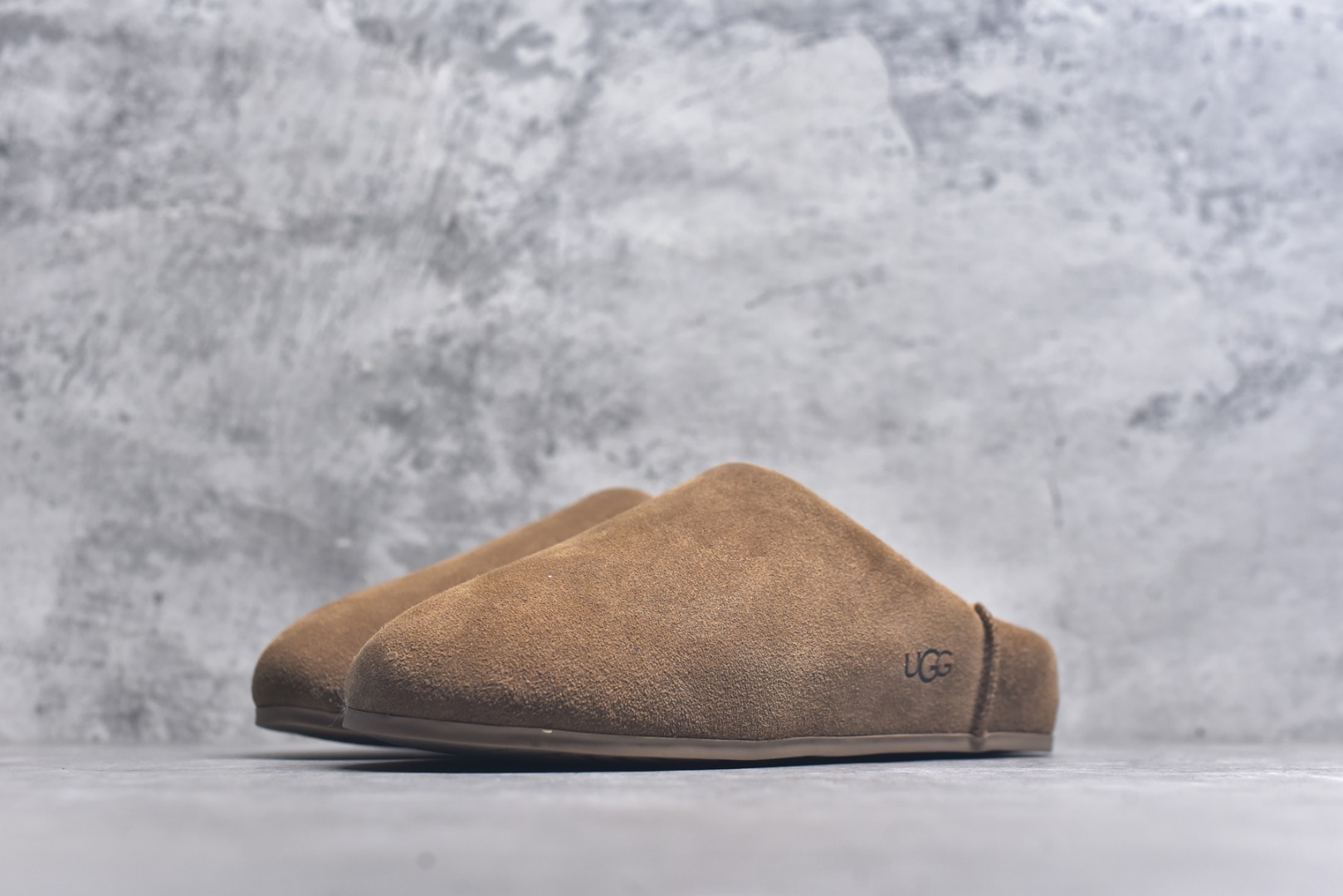 图片[2]-#X1 全网最齐 ugg 100个配色 市面顶级版本 25新款 UGG Elea Slip-On 轻薄一脚蹬 居家 办公室 空调房室内 易搭配超时髦大长腿福利款 广州外贸大厂生产 鞋头到鞋垫真羊皮毛一体 独立外盒包装 芯片 带防水工艺 区别市面任何版本 独立原版开发大底 羊绒鞋垫 冬季保暖外出 家居都是很适合的选择 近年uug推出款式系列 局部偏向年轻消费者喜好 也走到时尚潮流穿搭的前沿 鞋身材质 防泼水涂层翻毛皮鞋面 17毫米UGGPURE™植入式羊毛内底 轻便防滑舒适橡胶外底 带有品牌LOGO商标 带全套包装 尺码： 35 36 37 38 39 40-选品中心